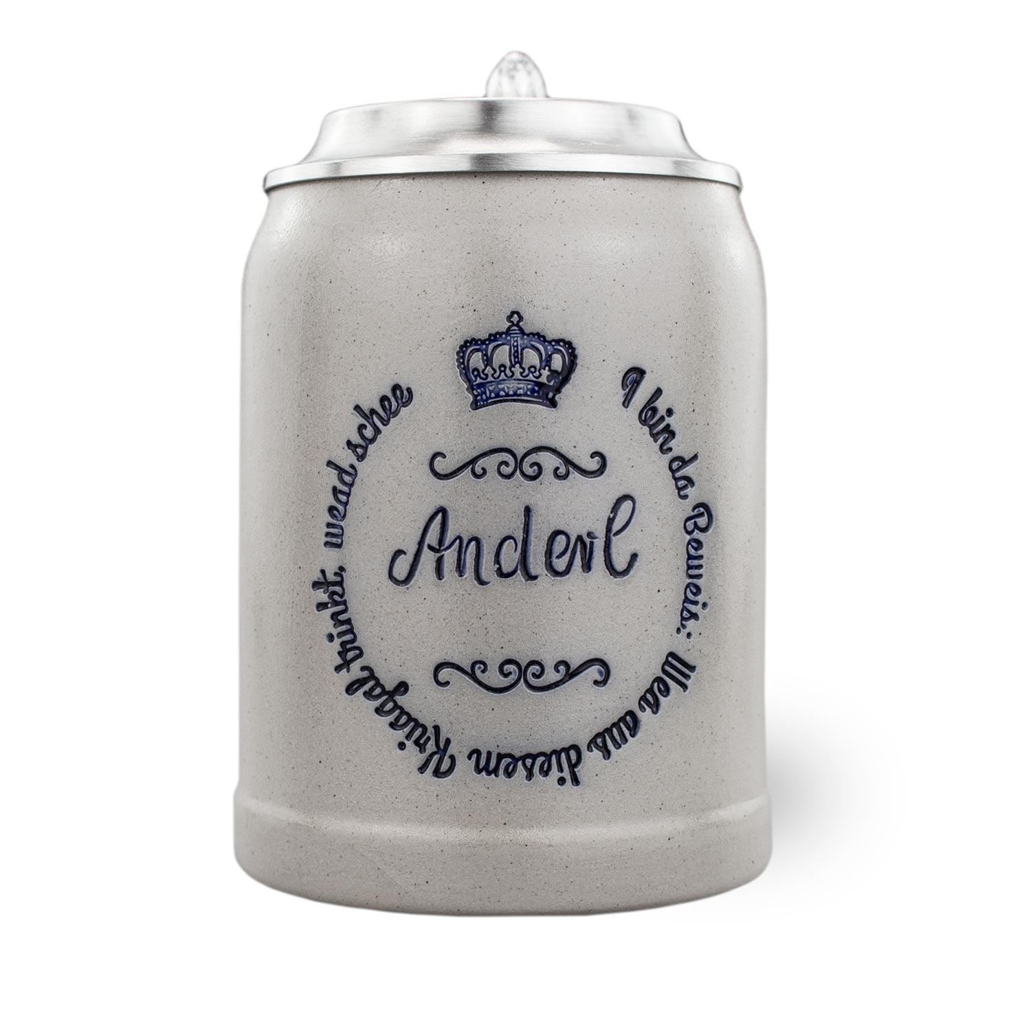 Personalisierbarer Bierkrug aus Steinzeug mit Zinndeckel, Salzglasur, blauer Gravur „I bin da Beweis“, 0,5 l.