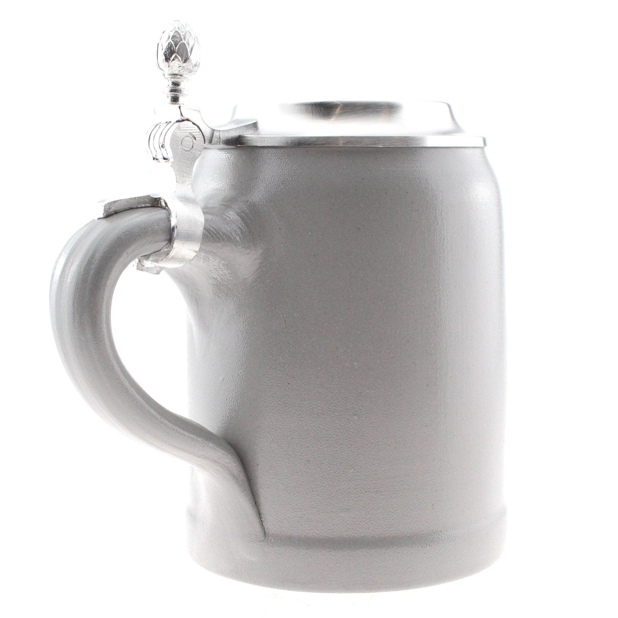 Traditioneller Bierkrug aus Steingut mit Zinndeckel, blauer Gravur „I bin da Beweis“, personalisierbar, 0,5 l.