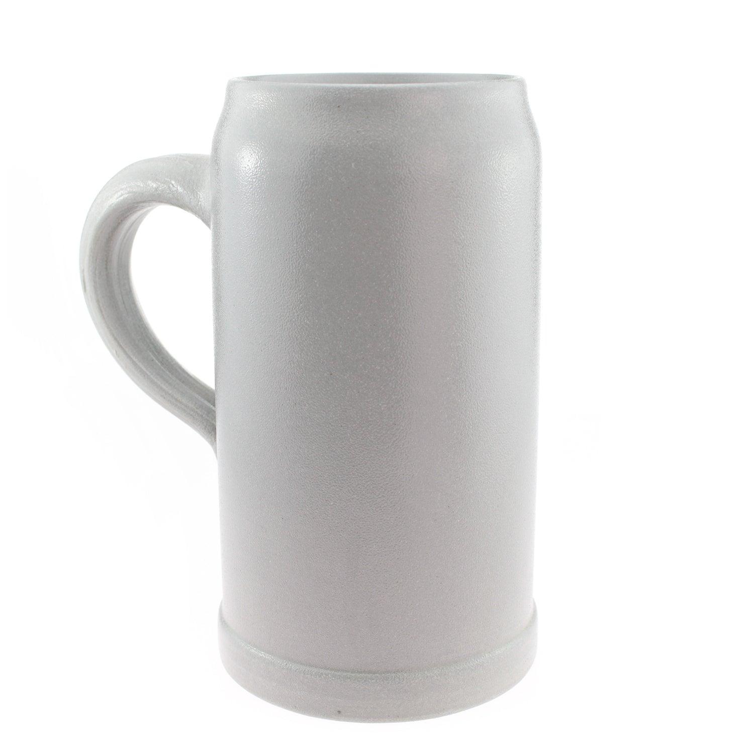 Salzglasierter Bierkrug aus Steingut mit individueller Gravur, zylindrischer Form und Henkel, 1 Liter.