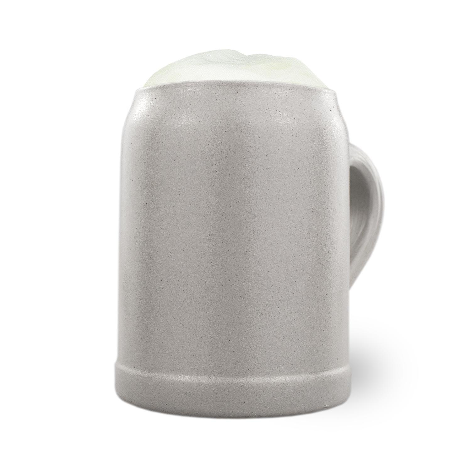 Traditioneller Bierkrug aus salzglasiertem Steinzeug mit Keferloher Form, graue Oberfläche, blauer Schriftzug.