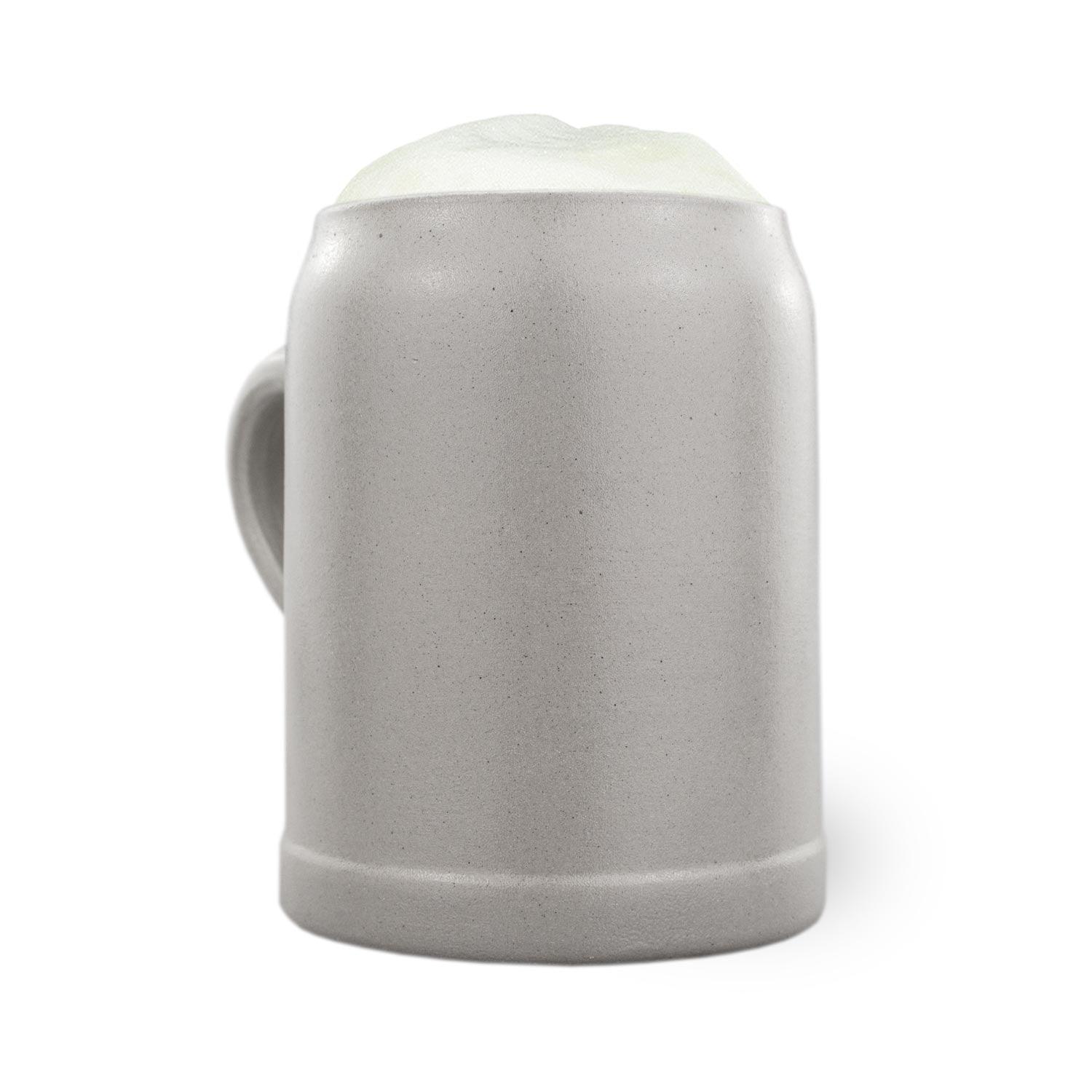 Traditioneller Bierkrug aus salzglasiertem Steinzeug in Keferloher-Form mit handgeprägtem Schriftzug, grau-blau.