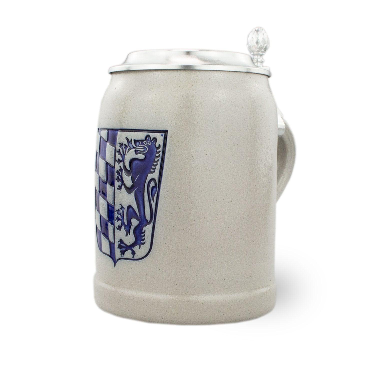 Traditioneller Steinkrug mit Zinndeckel, Niederbayernwappen und Gravurfläche, 0,5 l, handgefertigt in Deutschland.