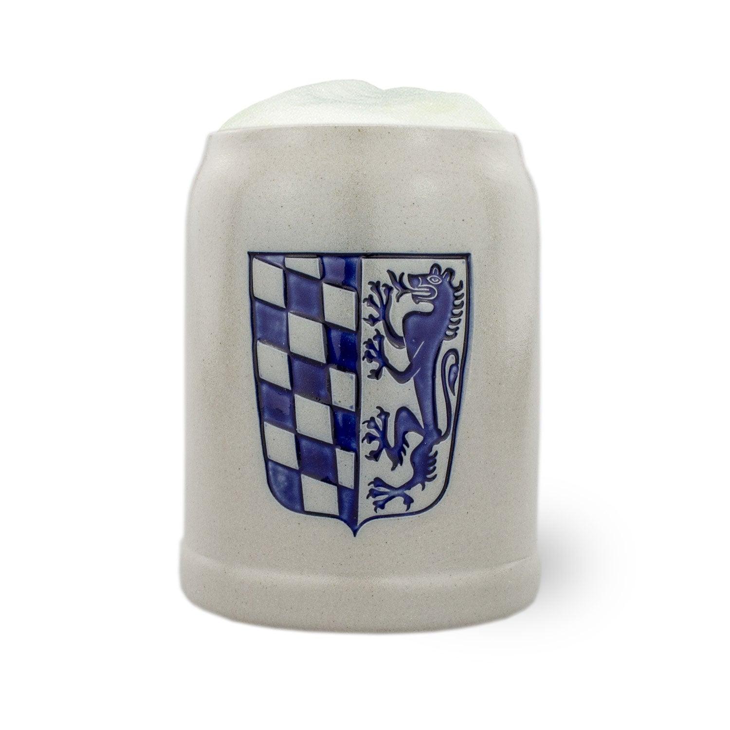 Traditioneller Bierkrug aus Steinzeug mit geprägtem Niederbayern-Wappen und sichtbarem Schriftzug, 0,5 Liter.