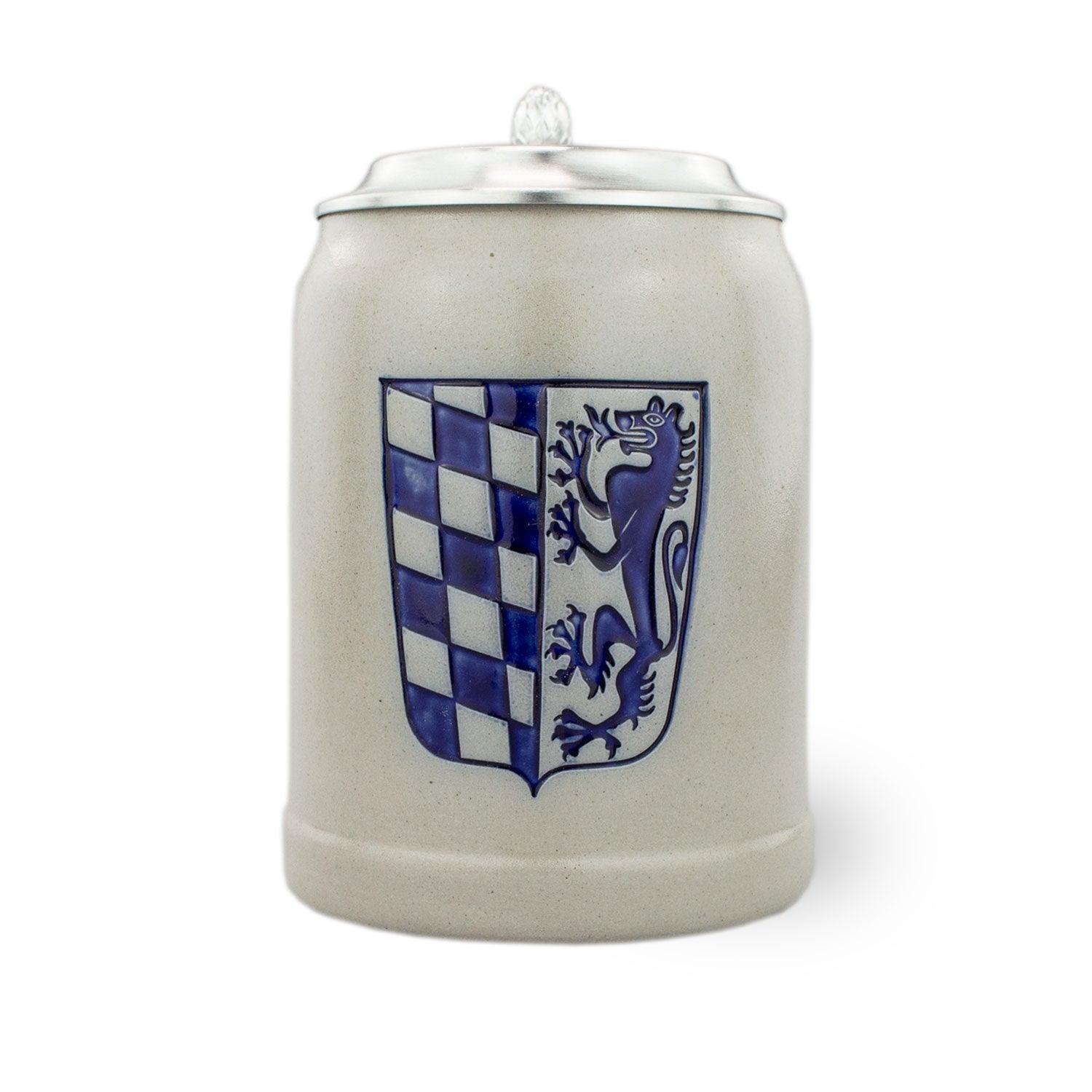 Traditioneller Steinkrug mit Zinndeckel, gravierbar, Frontmotiv Niederbayernwappen, Füllmenge 0,5 Liter.