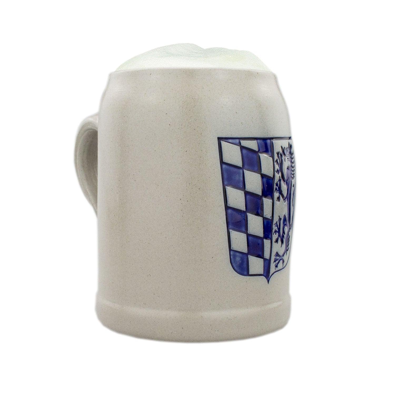 Traditioneller Steinkrug mit niederbayerischem Wappenprägemotiv, zylindrischer Form, Henkelgriff, 0,5 Liter.