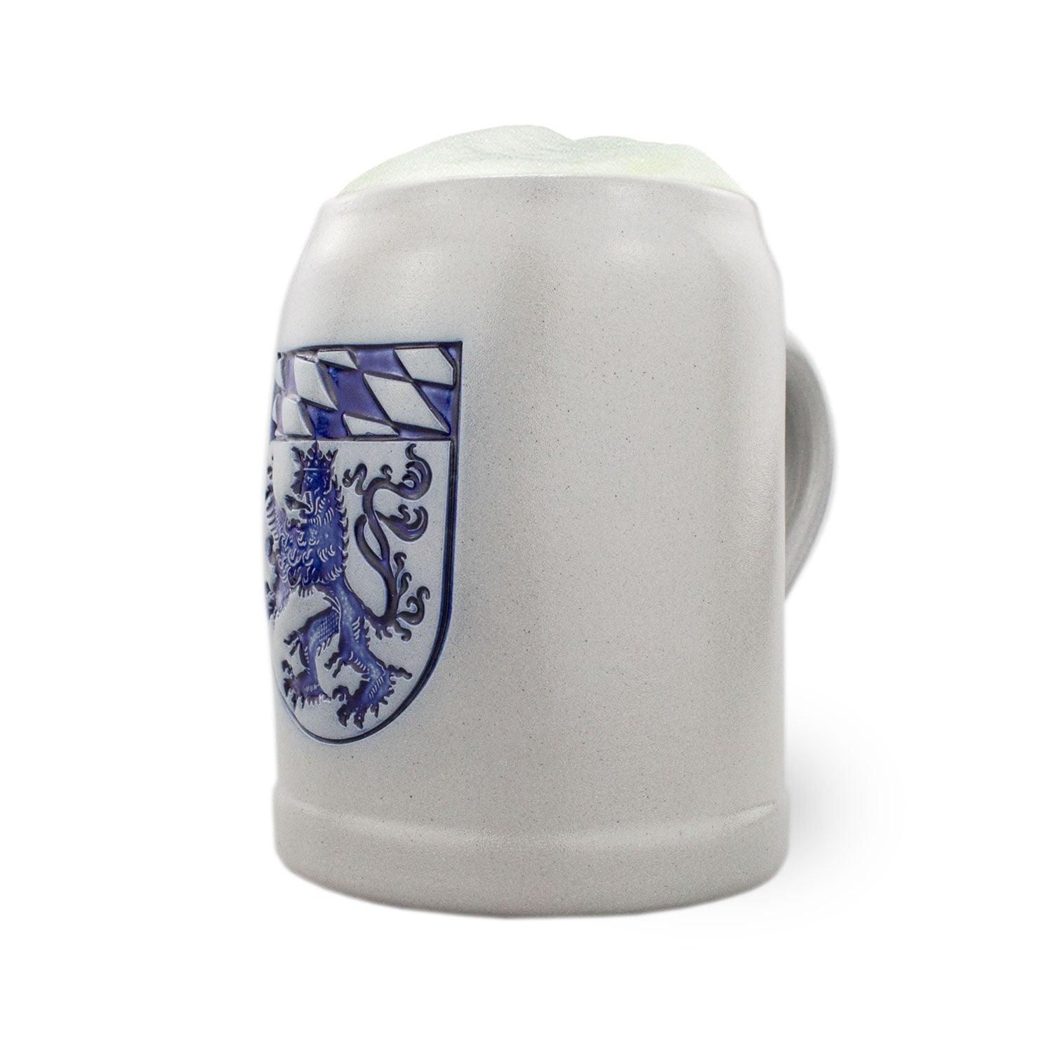 Traditioneller Steinkrug mit bauchiger Form, Wappen-Prägung und Schriftzug „Oberbayern“, Fassungsvermögen 0,5 Liter.