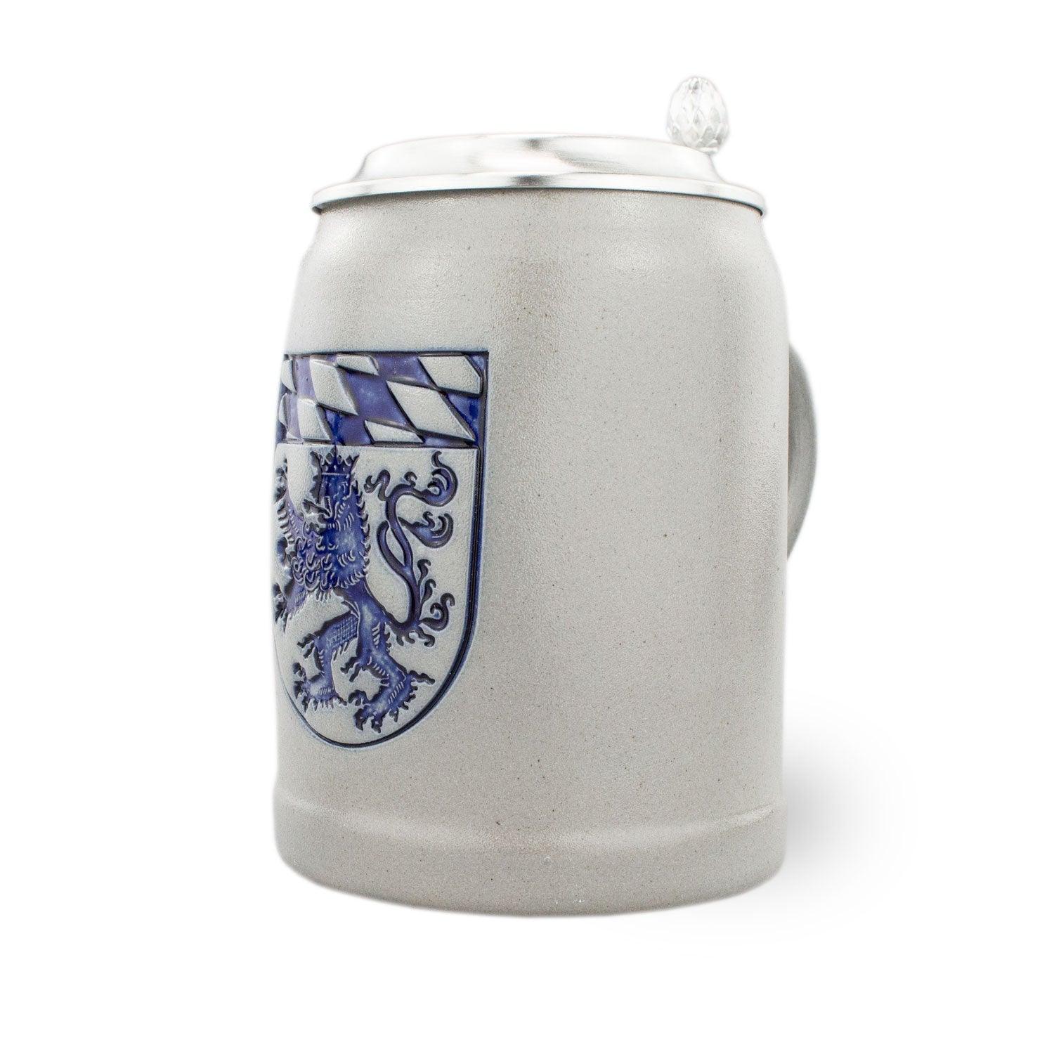 Traditioneller Bierkrug aus Steinzeug mit gravierbarem Zinndeckel und Oberbayern-Wappen, 0,5 l.