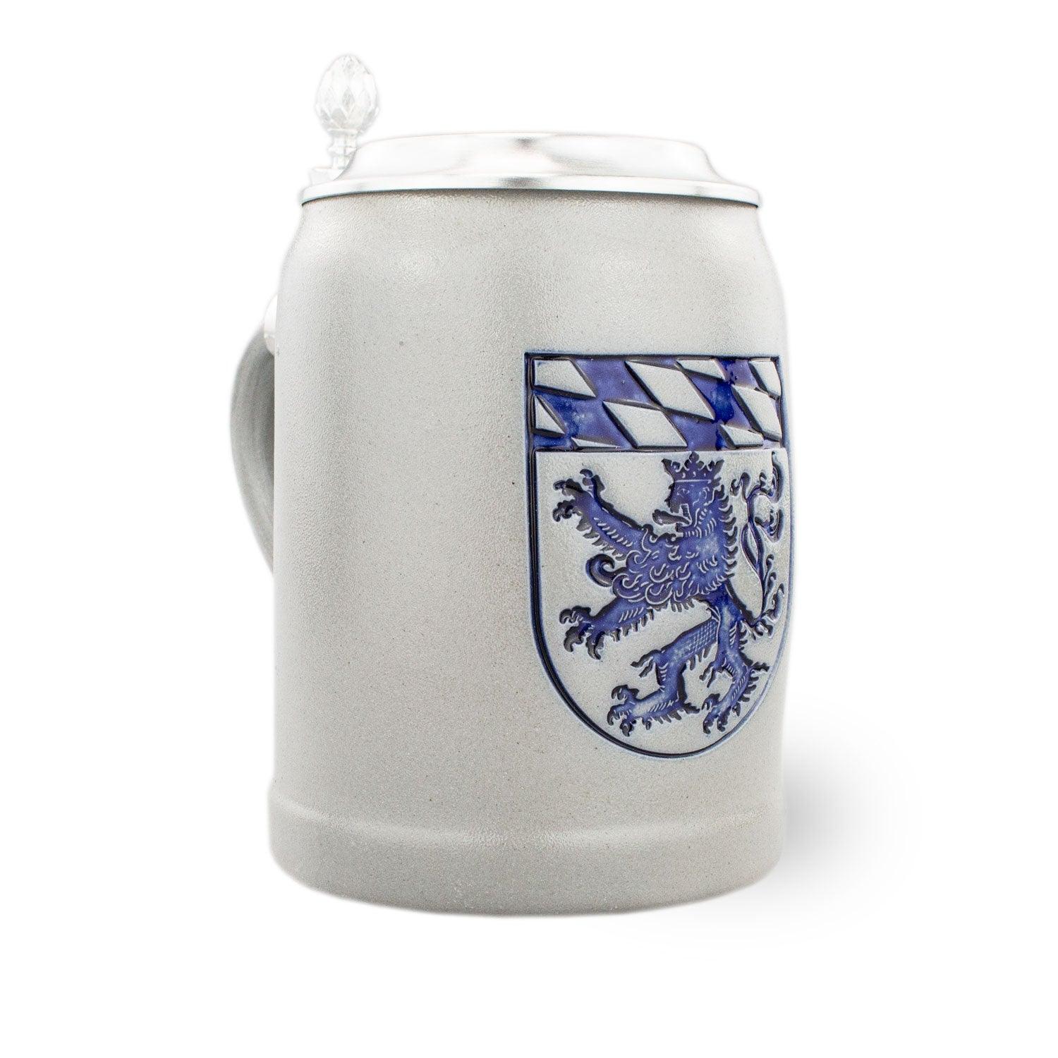 Steinkrug mit gravierbarem Zinndeckel, Oberbayernwappen und reliefartigem Dekor, Füllmenge 0,5 Liter.