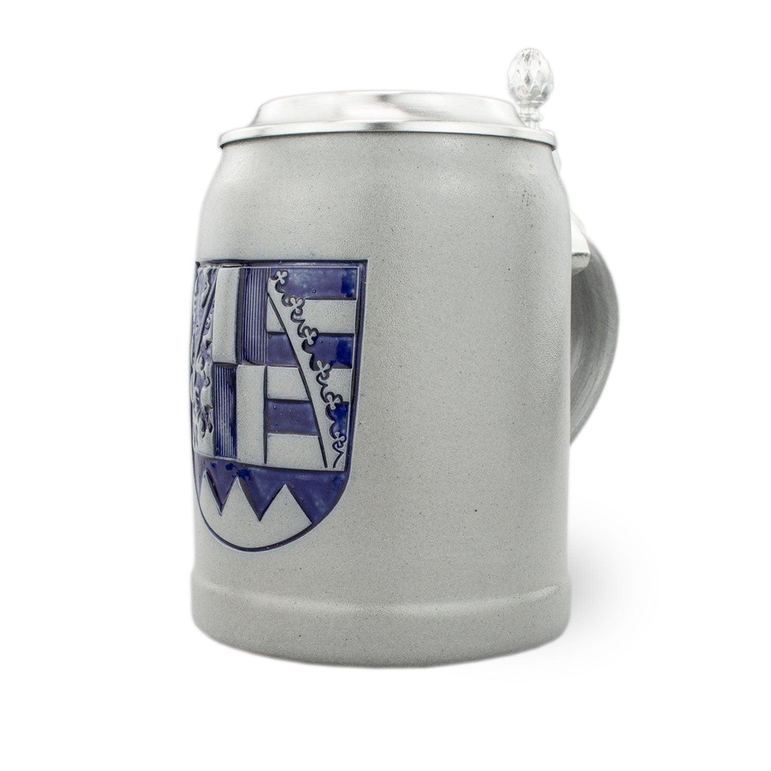Traditioneller Bierkrug aus Steinzeug mit Zinndeckel, Oberfranken-Wappen und individueller Gravuroption, 0,5 L.