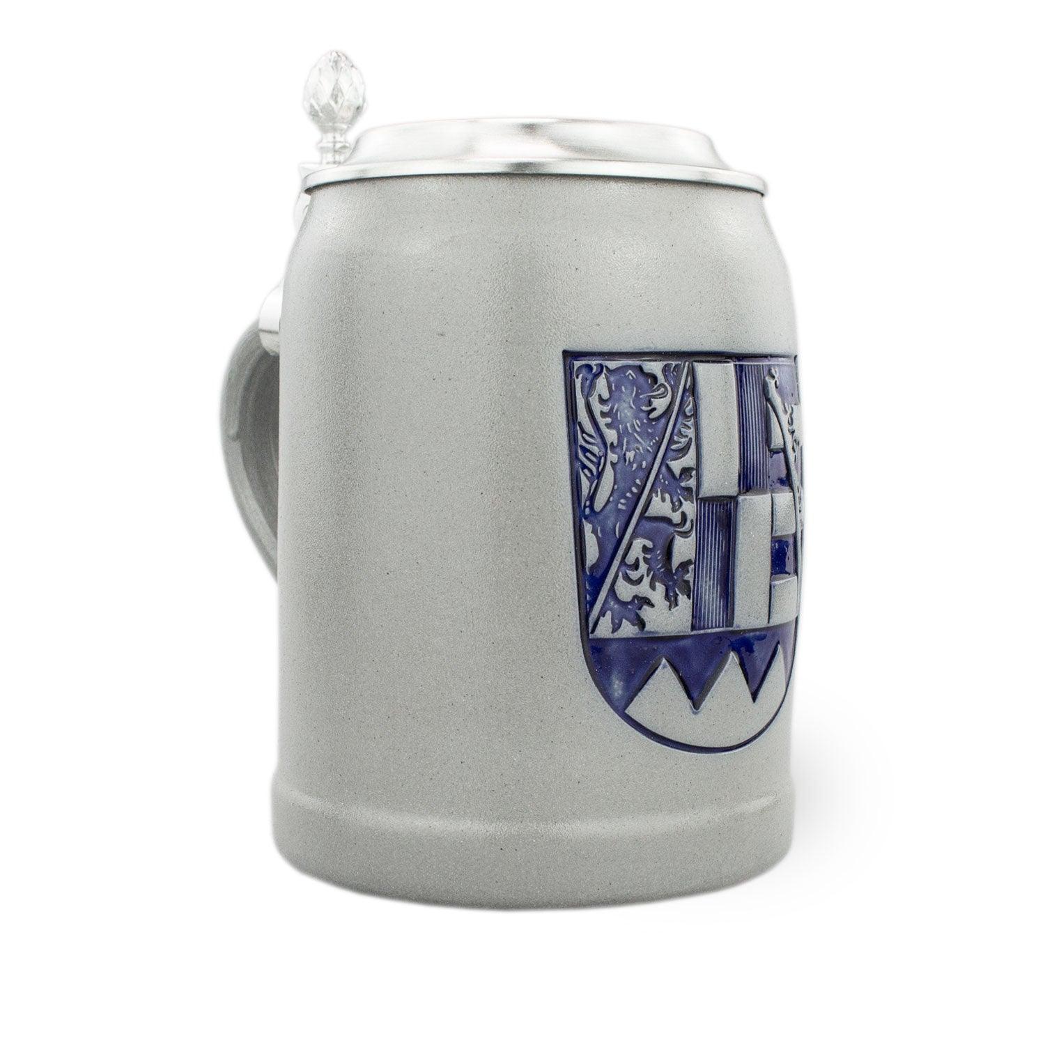 Steinkrug mit Zinndeckel, gravierbarem Oberfrankenwappen und Henkel in klassischer Bierkrug-Form, 0,5 Liter.