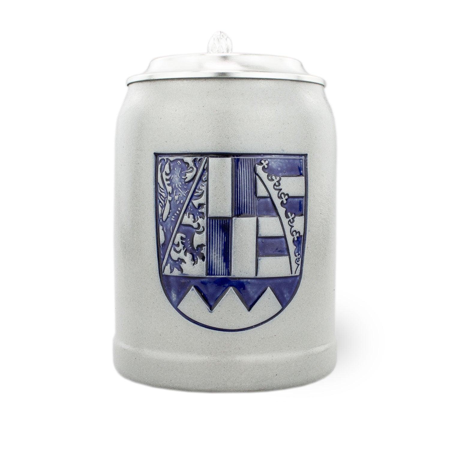 Traditioneller Bierkrug aus Stein mit detailliertem Oberfrankenwappen und gravierbarem Zinndeckel, 0,5 Liter.
