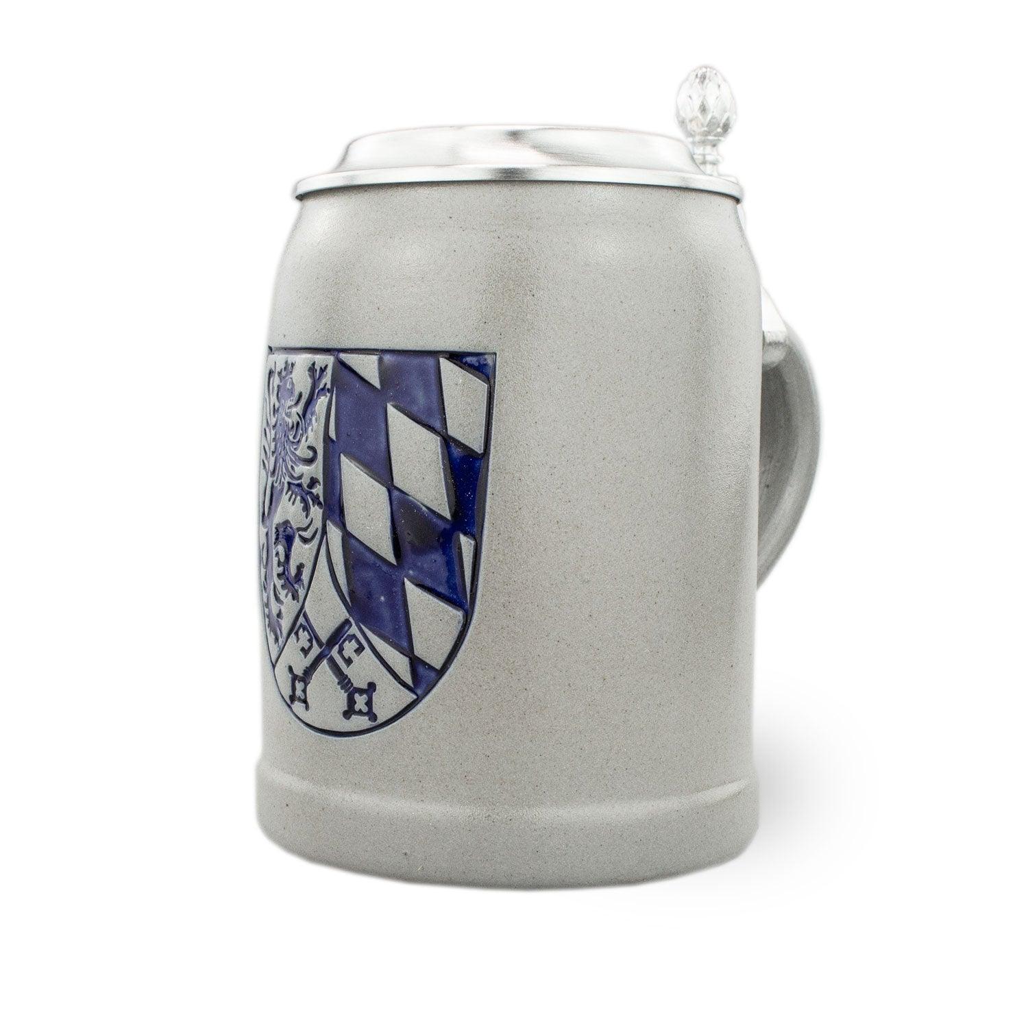 Traditioneller Steinkrug mit Zinndeckel und Wappenmotiv, individuell gravierbar, Fassungsvermögen 0,5 Liter.
