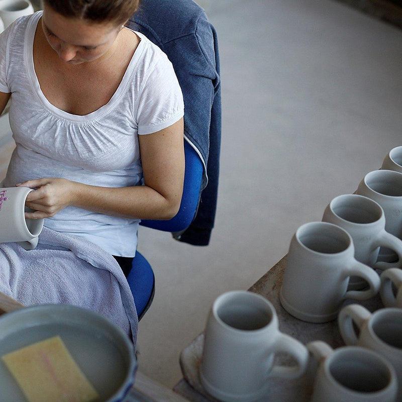 Traditioneller Steinkrug mit geprägtem Wappen-Motiv, halbrunde Form, matter Oberfläche, 0,5 Liter.