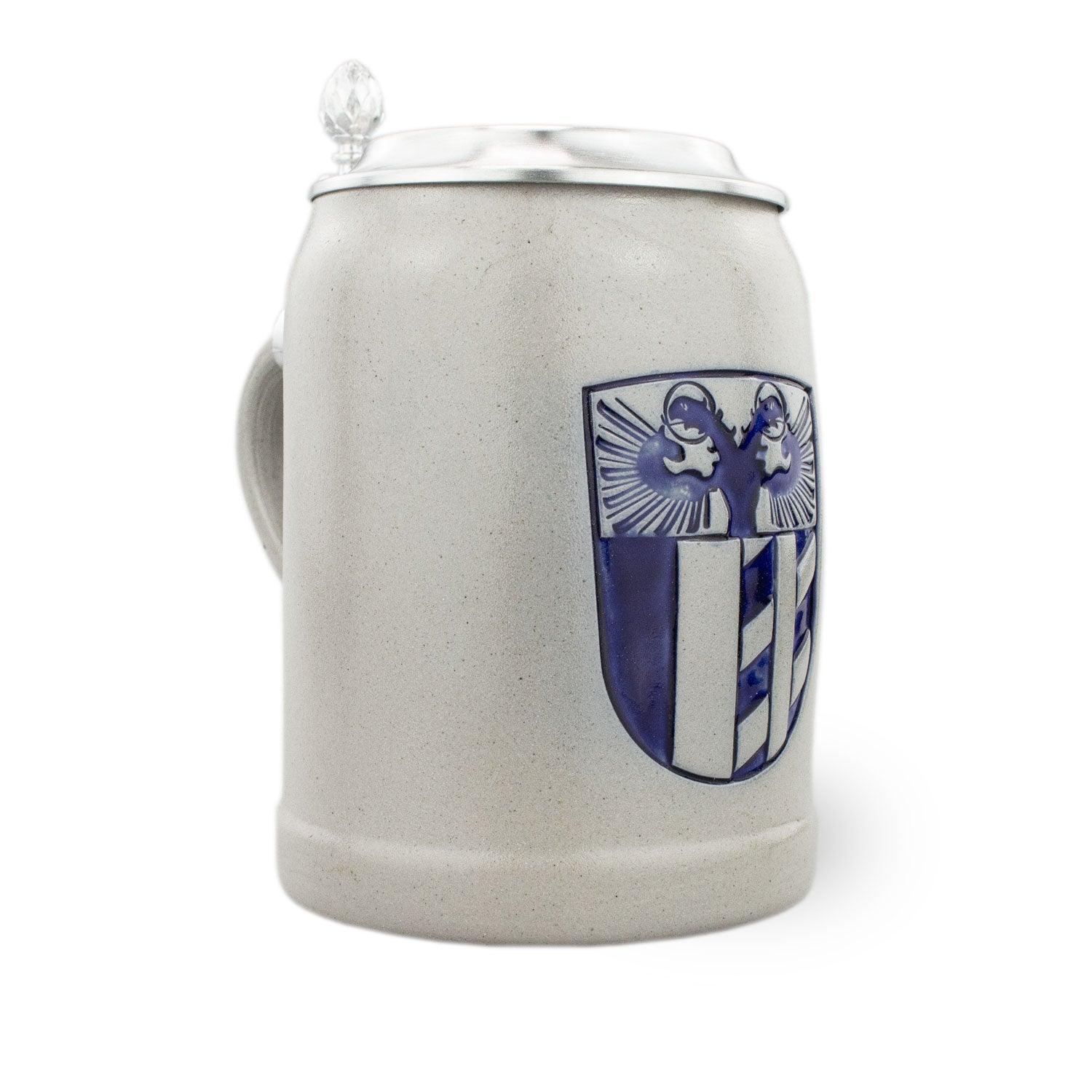 Traditioneller Bierkrug aus Stein mit reliefartigem Schwabenwappen und gravierbarem Zinndeckel, 0,5 Liter.