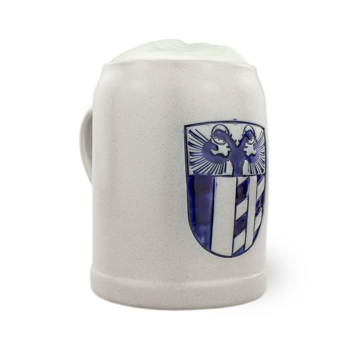 Traditioneller Bierkrug aus Stein mit geprägtem Wappen-Motiv, zylindrische Form, Fassungsvermögen 0,5 Liter.