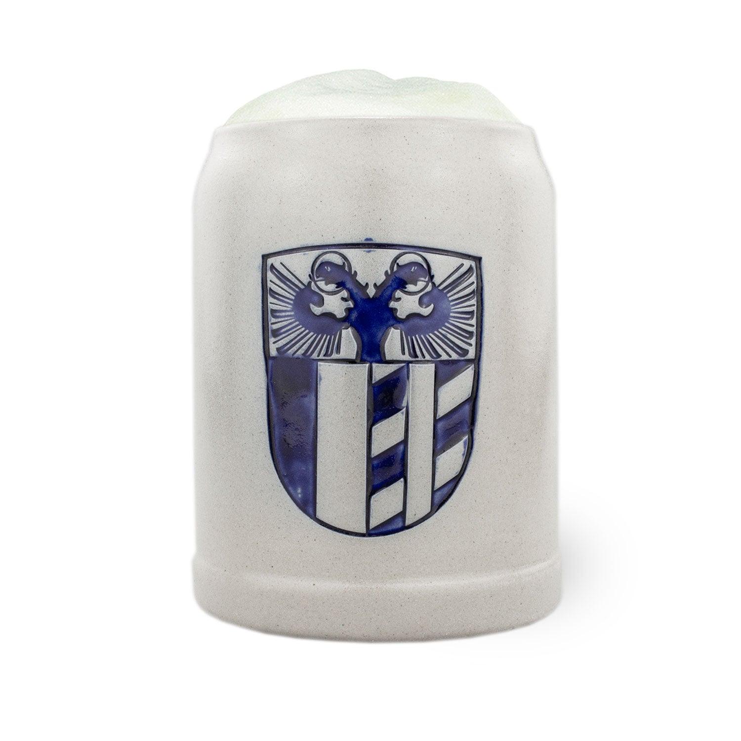 Traditioneller Bierkrug aus Steinzeug mit geprägtem Wappen-Motiv und Henkel, Fassungsvermögen 0,5 Liter.