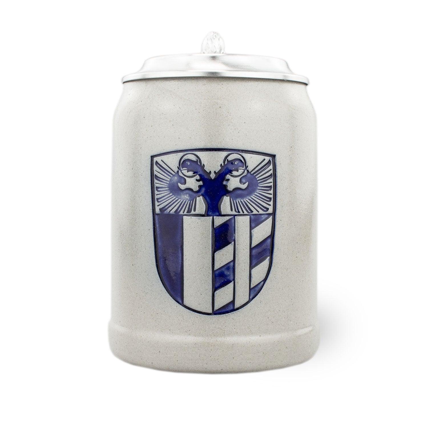 Steinkrug mit gravierbarem Zinndeckel, Schwabenwappen, strukturierter Oberfläche und traditioneller Form, 0,5 l.