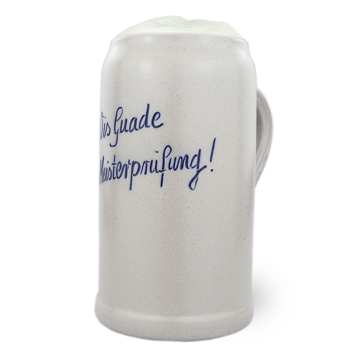 Personalisierbarer Bierkrug aus Stein mit Salzglasur, traditionell gefertigt, blauer Schriftzug „Mei Lebensgfui“, 1 Liter.