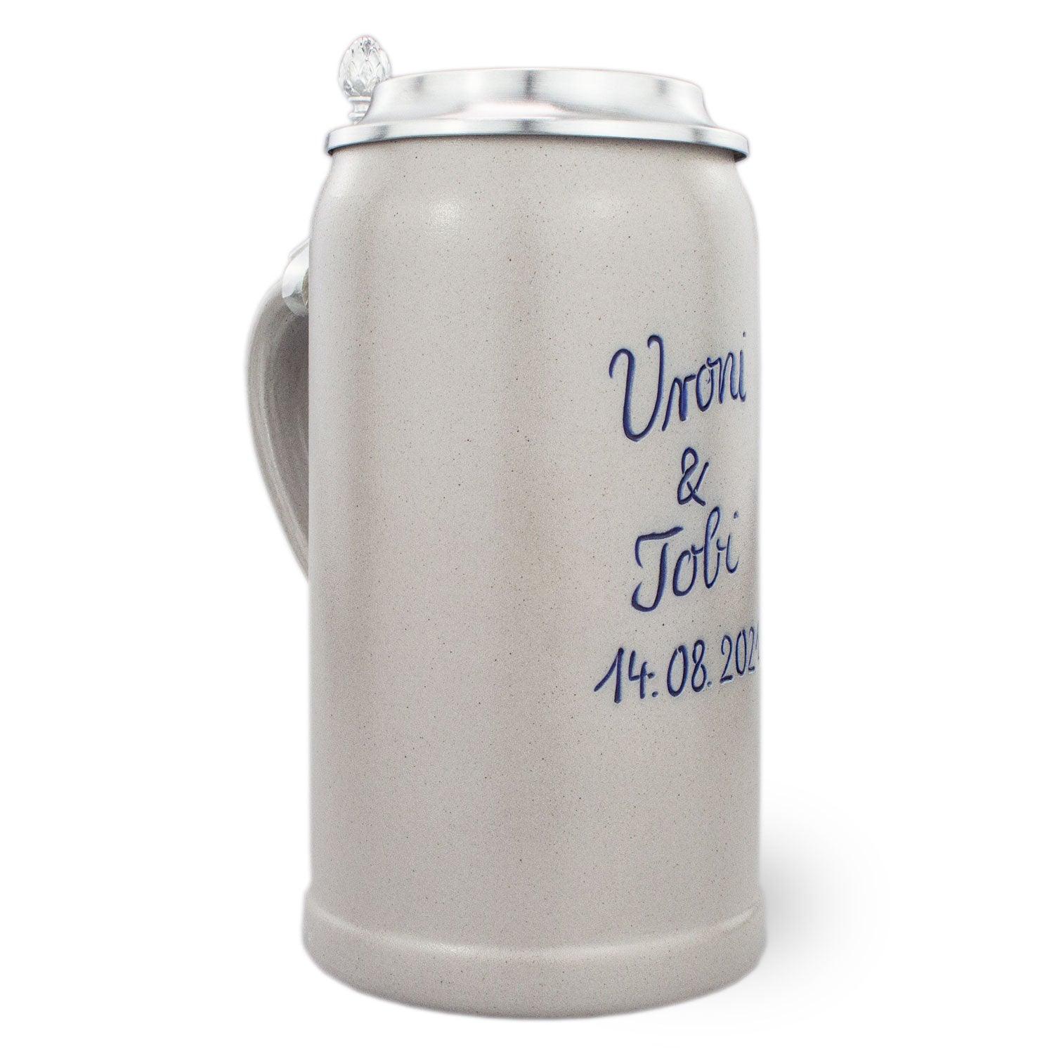 Steinkrug mit Zinndeckel und blauer Gravur, personalisiert mit Schriftzug, salzglasiert, 1,0 Liter.