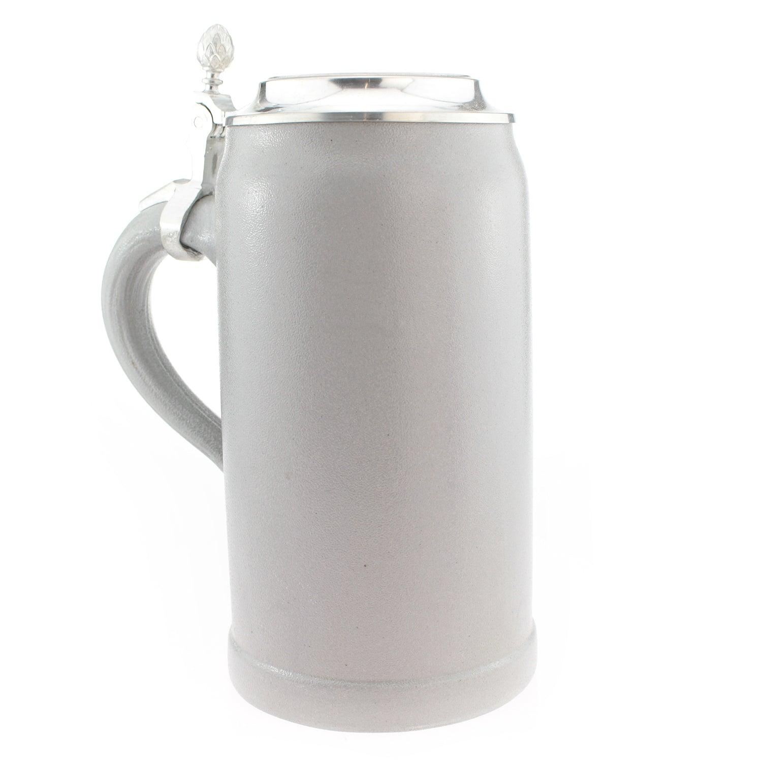 Hochwertiger Steinkrug mit gravierbarem Zinndeckel, Bayernwappen und Schriftzug „Mei Lebensgfui“, 1 Liter.