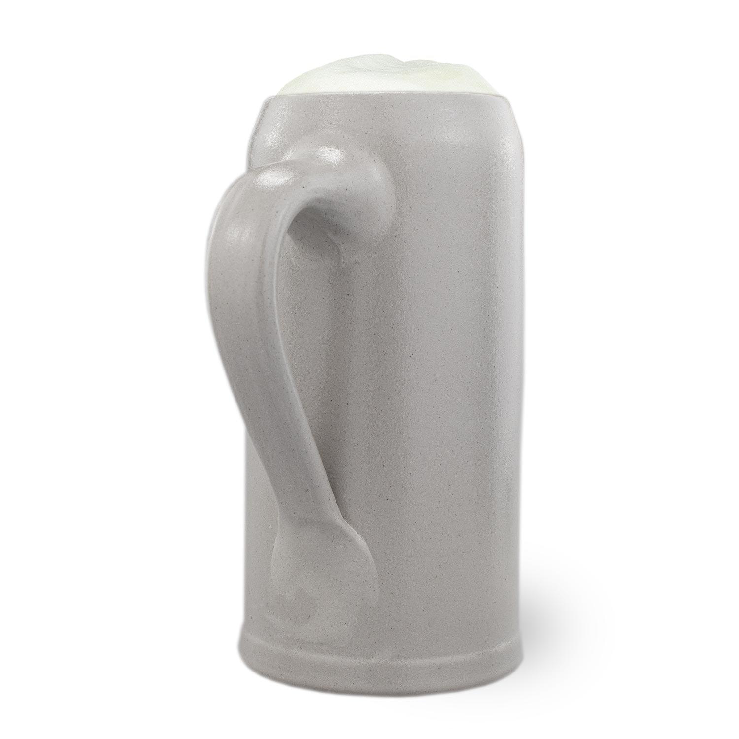 Schlanker Bierkrug aus hellgrauem Steingut mit schwarzem Schriftzug und Henkel, handgefertigt in Deutschland.