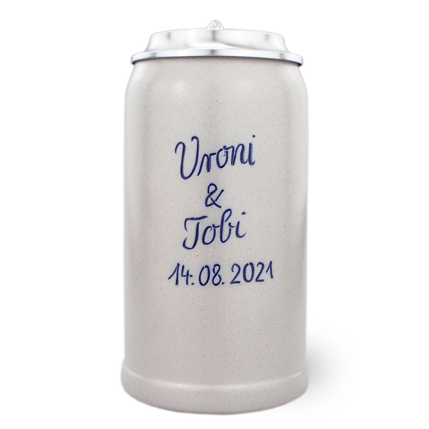 Personalisierter Bierkrug aus Stein mit Zinndeckel, blauem Schriftzug, Salzglasur und individueller Gravur, 1 Liter.