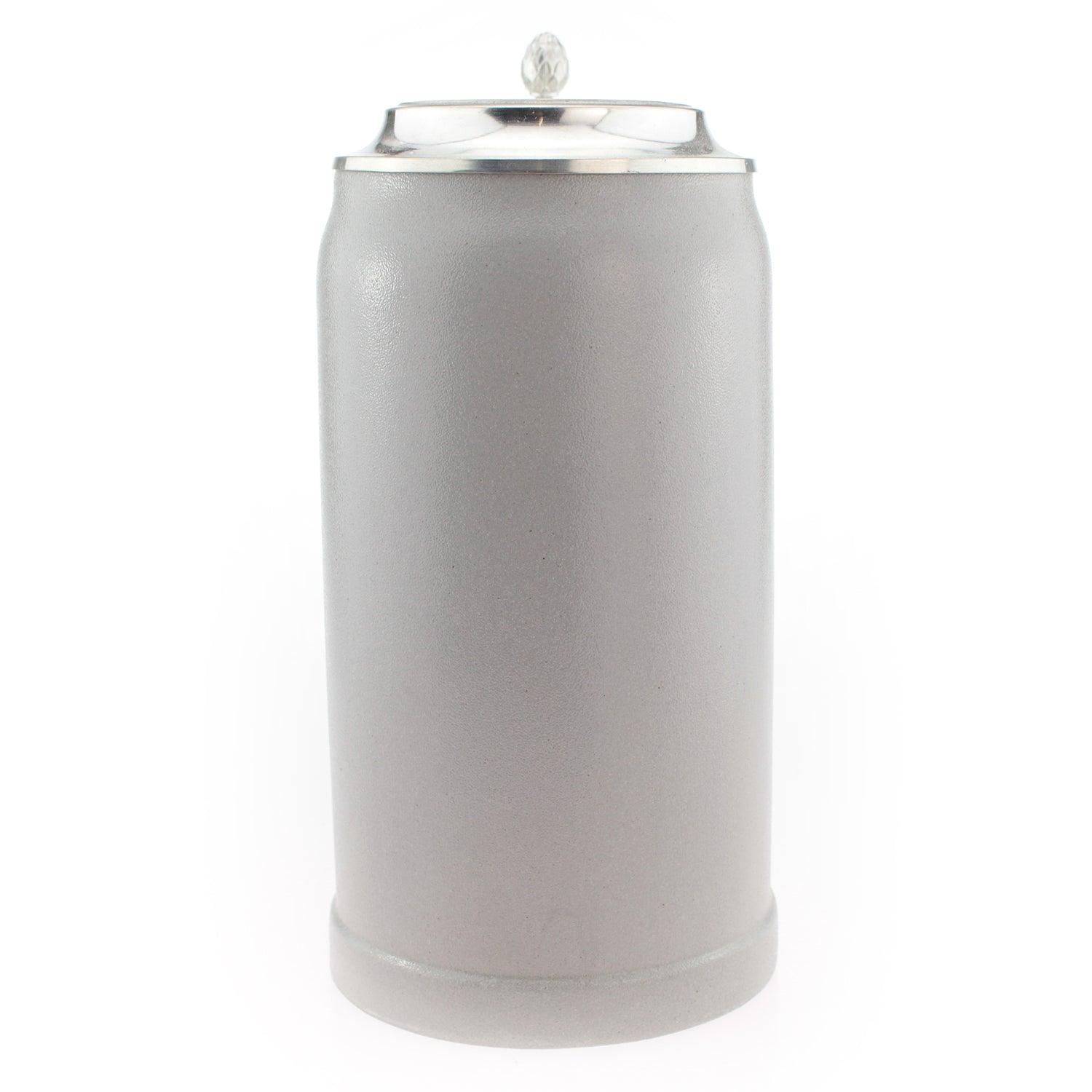 Traditioneller Steinkrug mit gravierbarem Zinndeckel, bayerischem Wappen und Schriftzug, Fassungsvermögen 1,0 Liter.