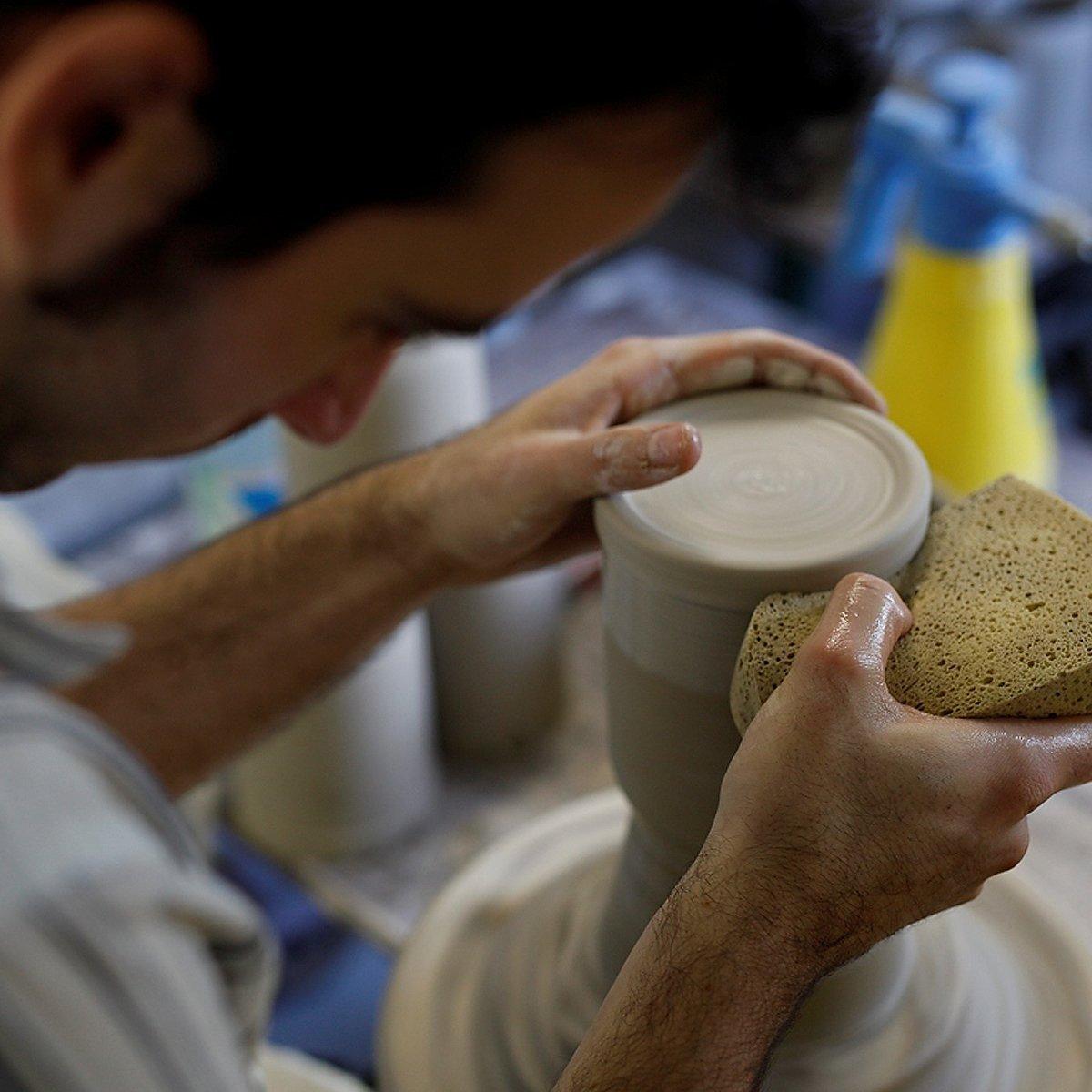 Großer Steinkrug mit individuell graviertem Schriftzug, echter Salzglasur und blauer Emailleverzierung, 1 Liter.