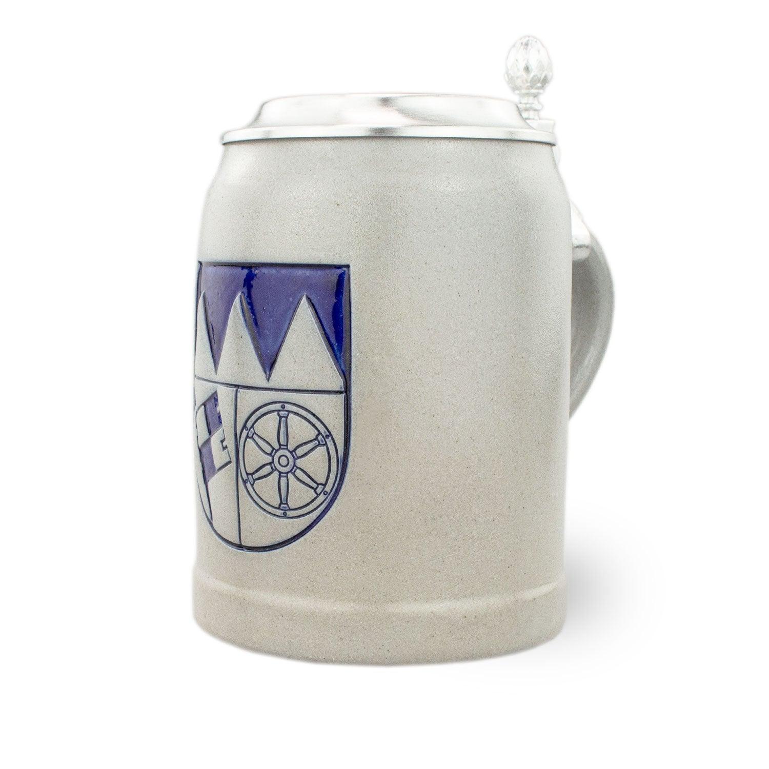 Traditioneller Bierkrug mit Unterfranken-Wappen und gravierbarem Zinndeckel aus Metall, 0,5 l Steingut.