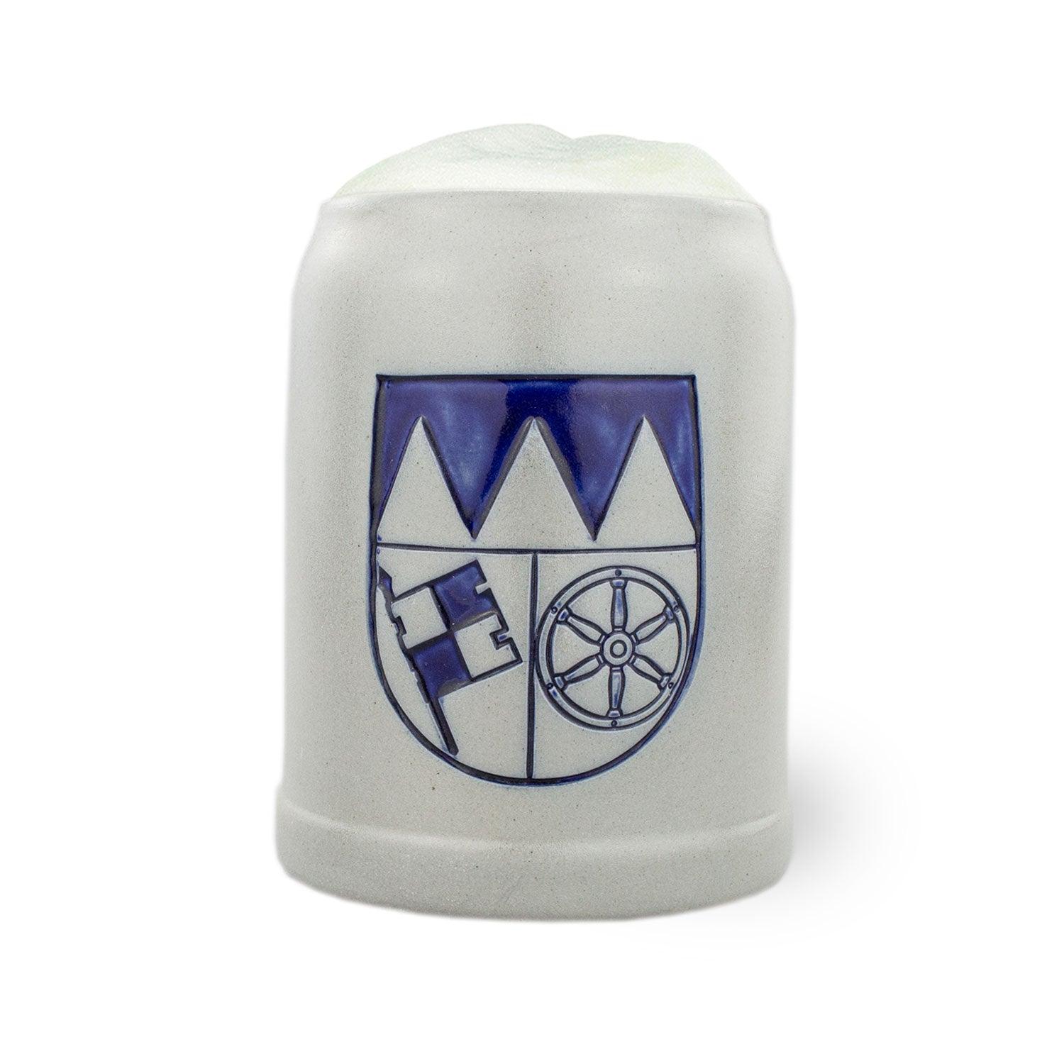 Traditioneller Bierkrug aus Steinzeug mit Wappenmotiv und geprägtem Schriftzug, halbrunde Form, Inhalt 0,5 Liter.