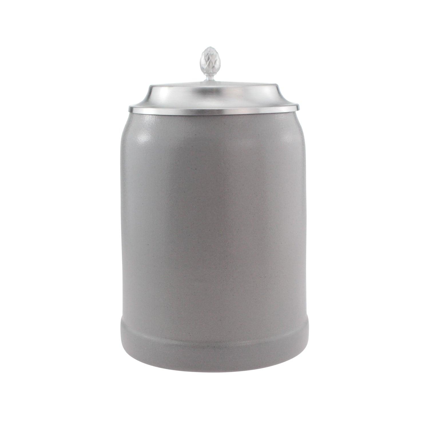 Personalisierter Bierkrug aus Steinzeug mit Zinndeckel, Gravurfläche und geschwungenem Henkel, Fassungsvermögen 0,5 L.