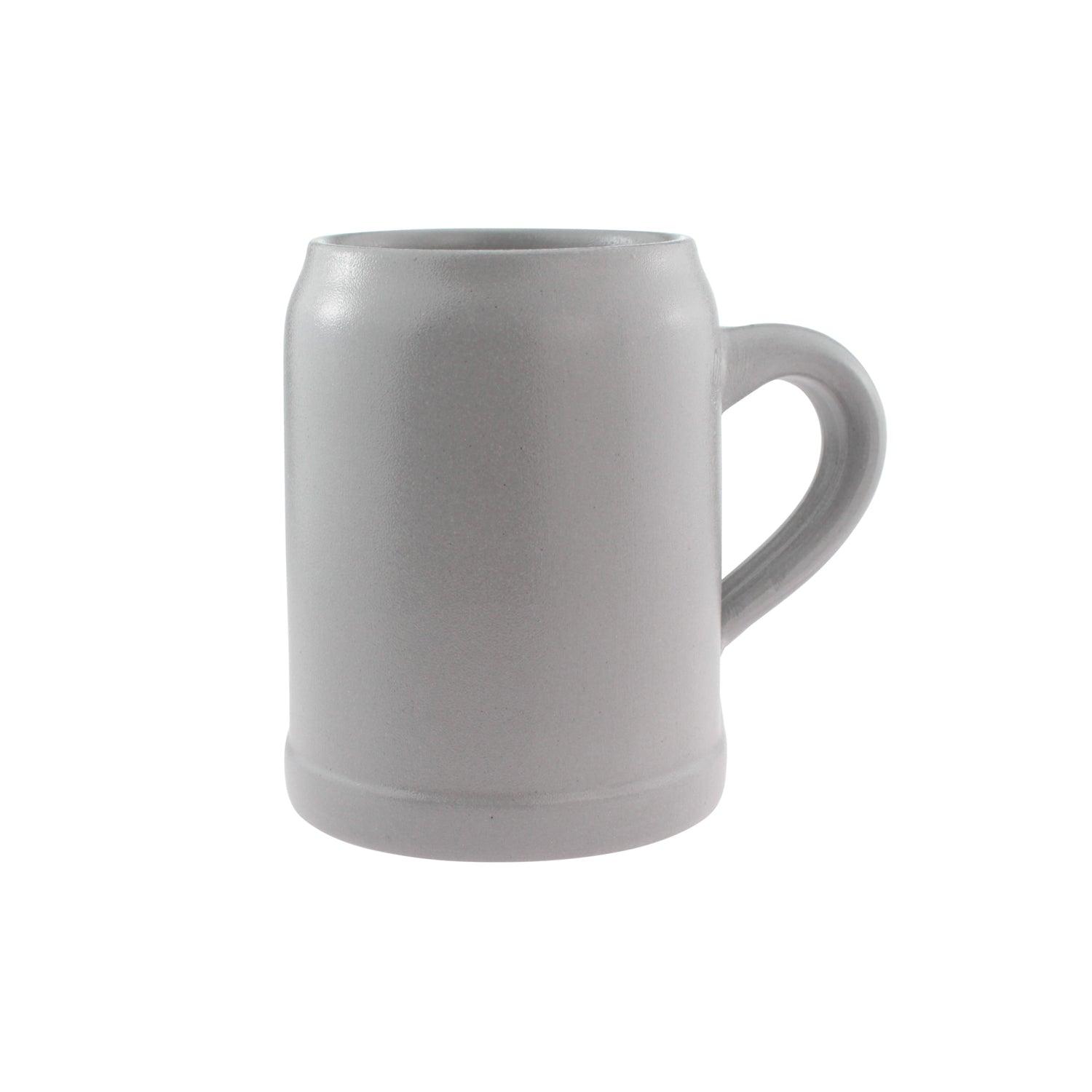 Salzglasierter Steinkrug mit individuell graviertem Schriftzug, zylindrische Form, Henkel, Fassungsvermögen 0,5 l.