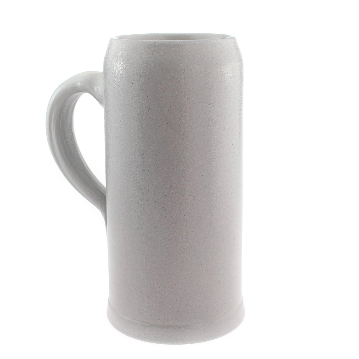 Salzglasierter, hellgrauer Steinkrug mit geprägtem Wappen-Logo; zylindrische Form, 0,5 Liter, handgefertigt.