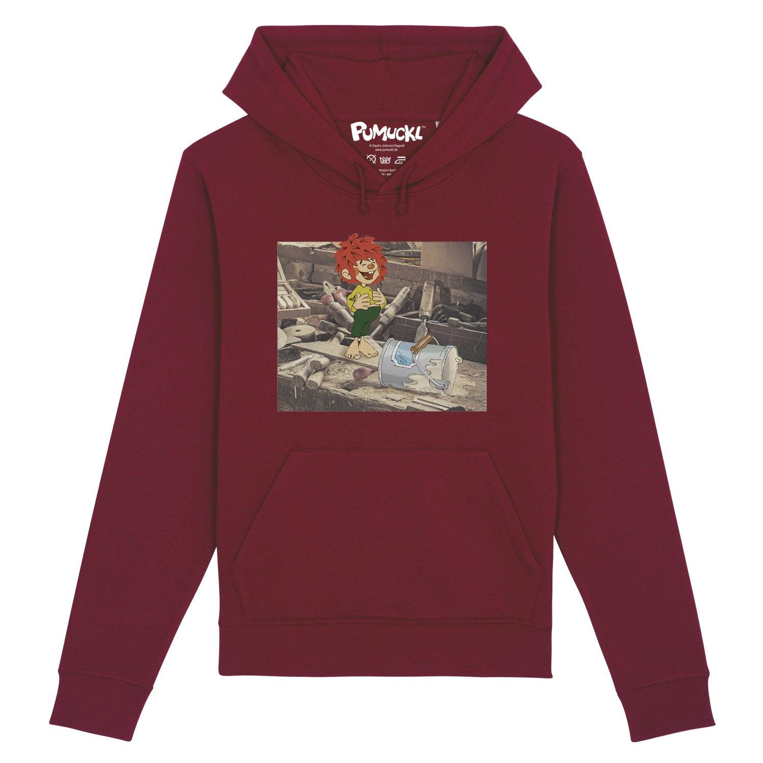 ®Pumuckl Herren Hoodie in Mahagoni-Rot mit Werkstatt-Motiv und Taschen.