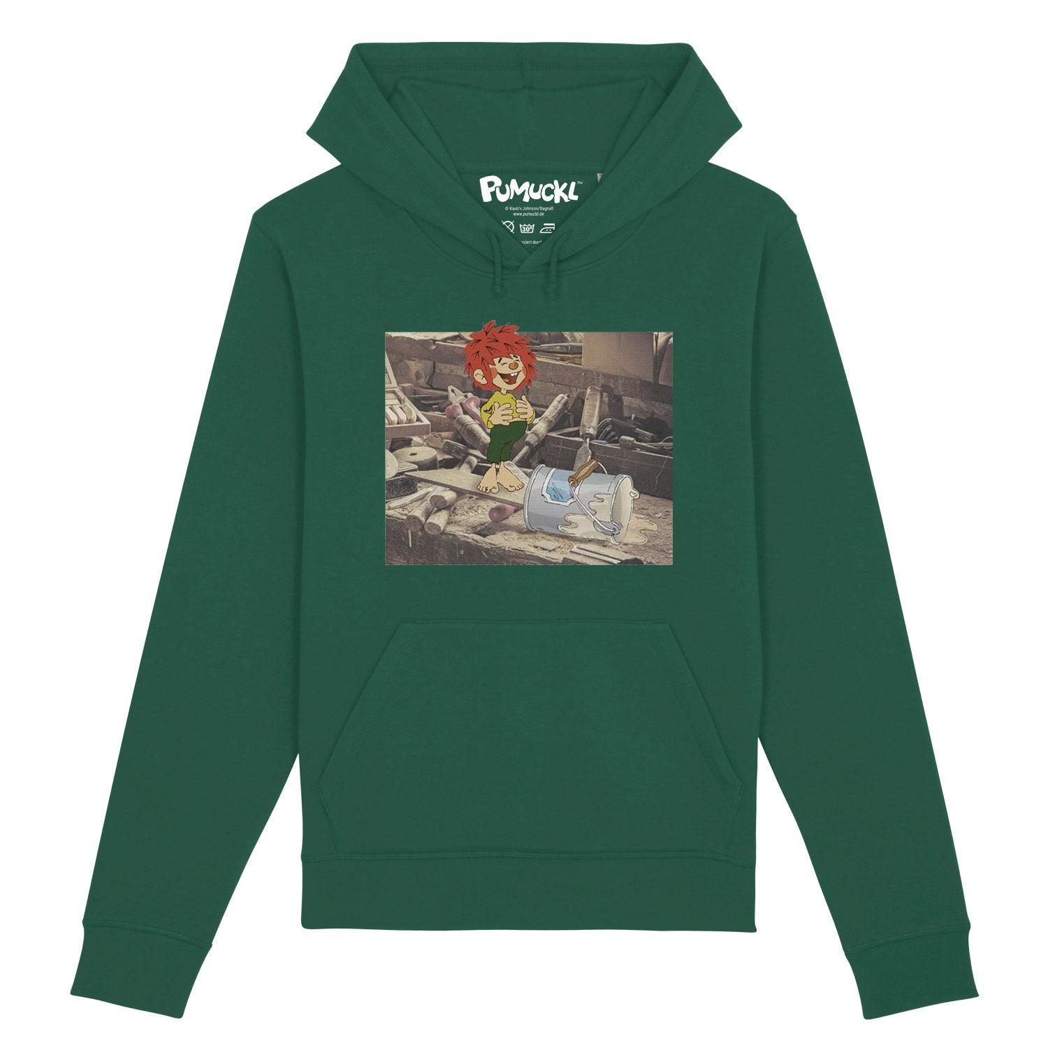 Dunkelgrüner Pumuckl Herren Hoodie Werkstatt mit Frontdruck des Kobolds in einer chaotischen Werkstatt.