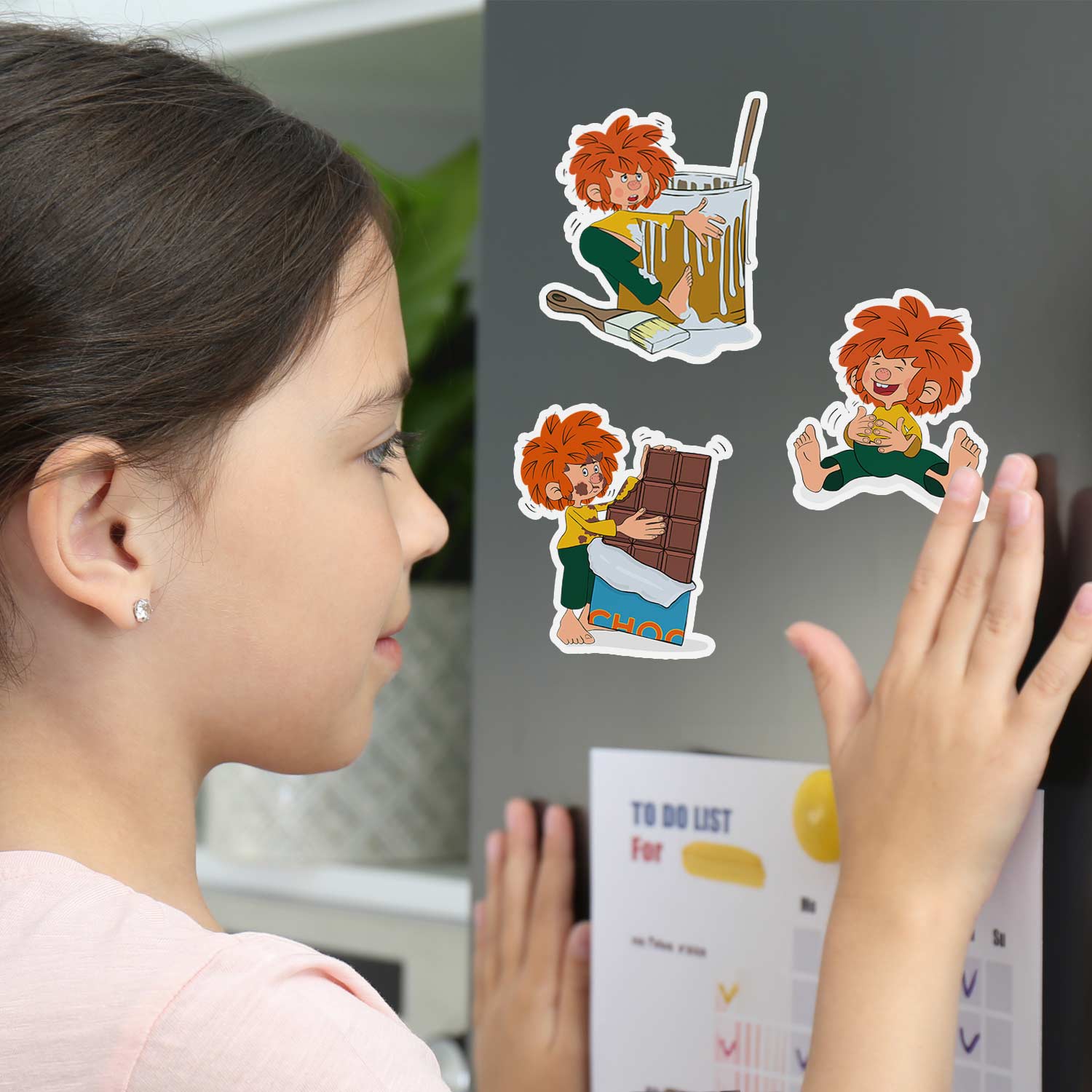 Sticker-Set mit 12 Pumuckl-Motiven auf zwei DIN-A5-Bögen, bunt bedruckt, rechteckige Form, ablösbar.