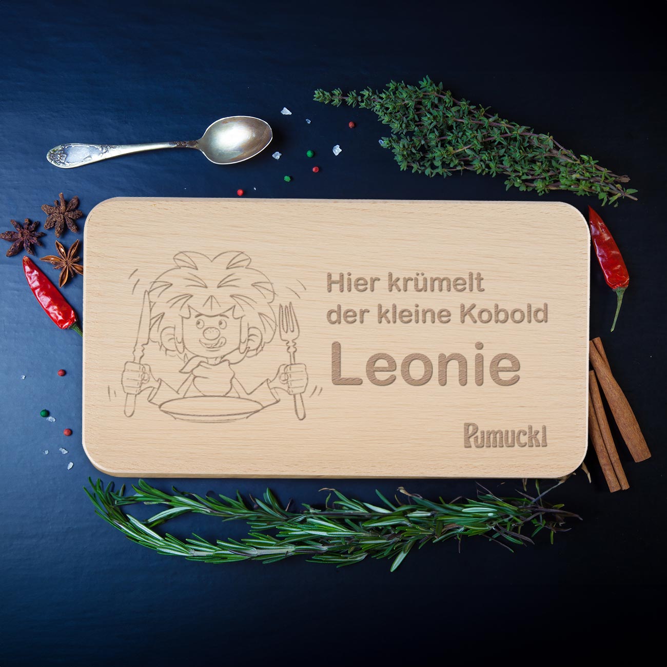 Rechteckiges Frühstücksbrett aus Buchenholz mit graviertem Pumuckl-Motiv und personalisierbarem Namensschriftzug.
