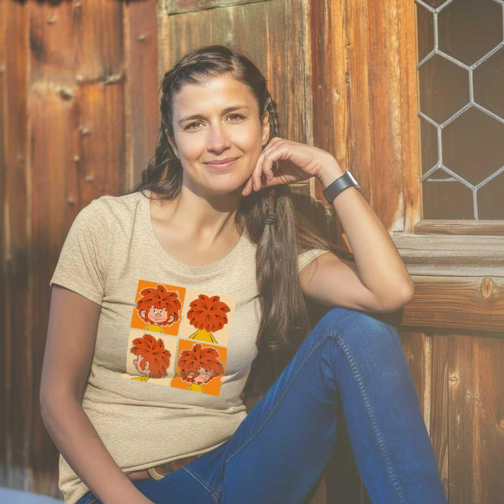 Lachende Frau mit beigem Pumuckl Damen T-Shirt Schnappschuss, das vier Ansichten des Kobolds zeigt, sitzt vor Holzwand.