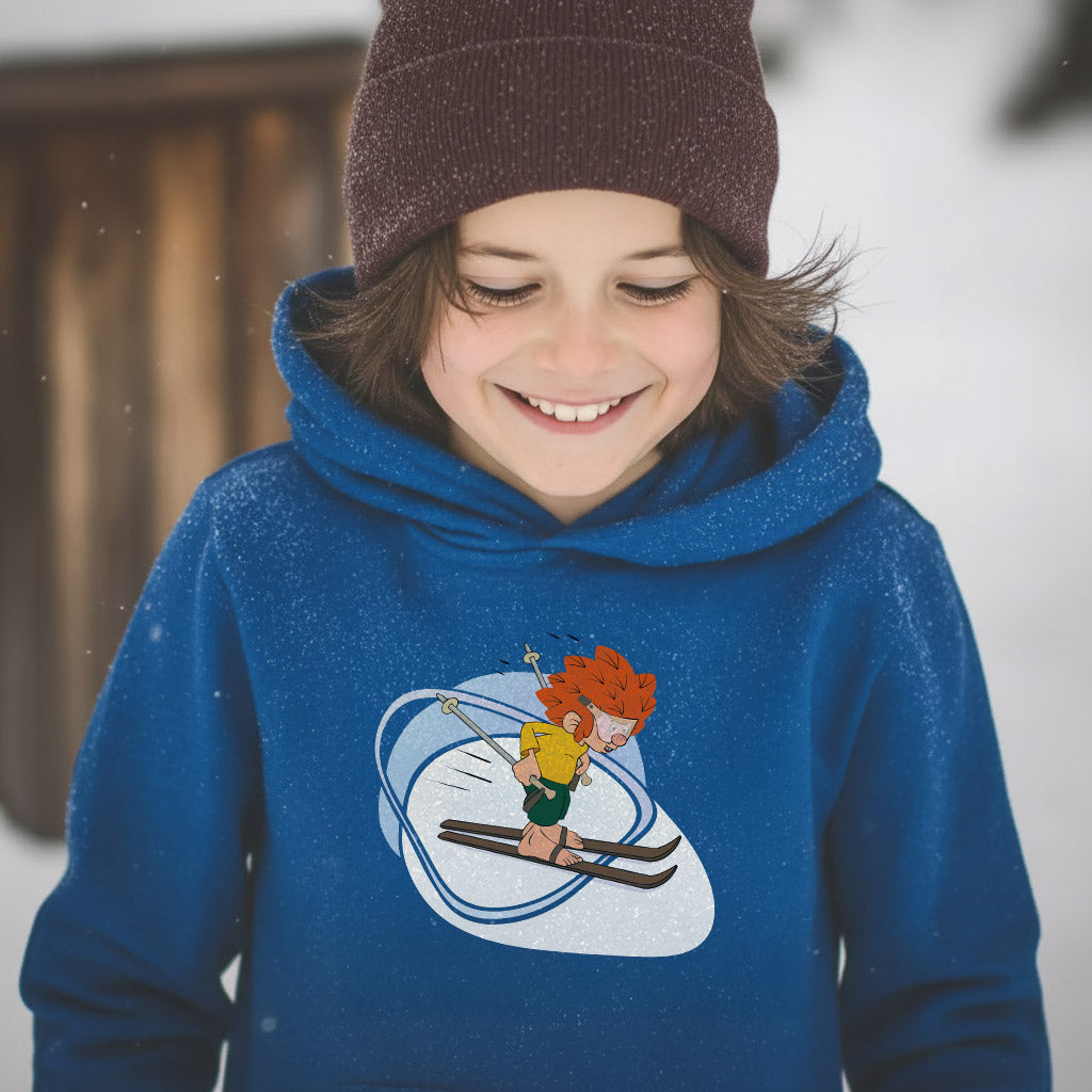 Fröhliches Kind in blauem Pumuckl Kinder Hoodie Skifahren mit tollem Druckmotiv in winterlicher Kulisse.