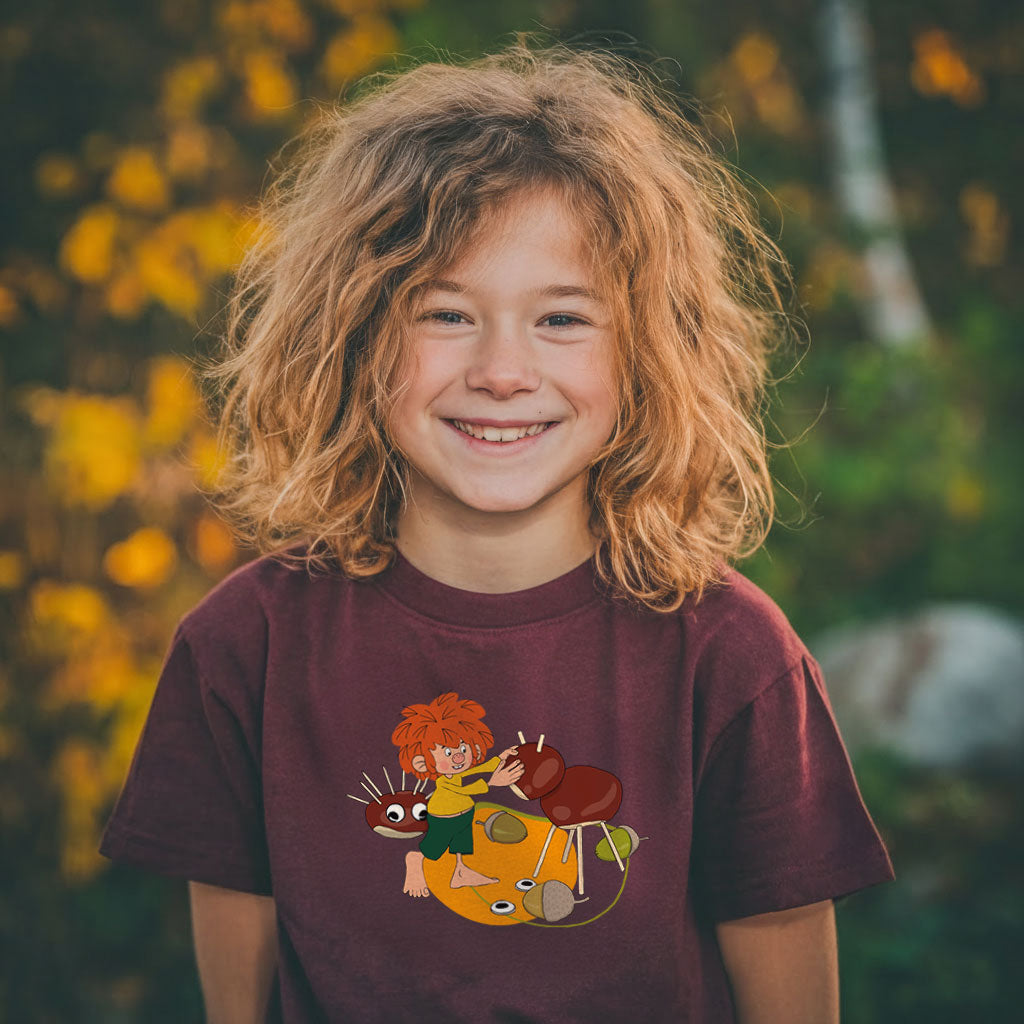 Glückliches Kind in Pumuckl Kinder T-Shirt Natur narrisch mit Kastanienmotiv und Waldhintergrund