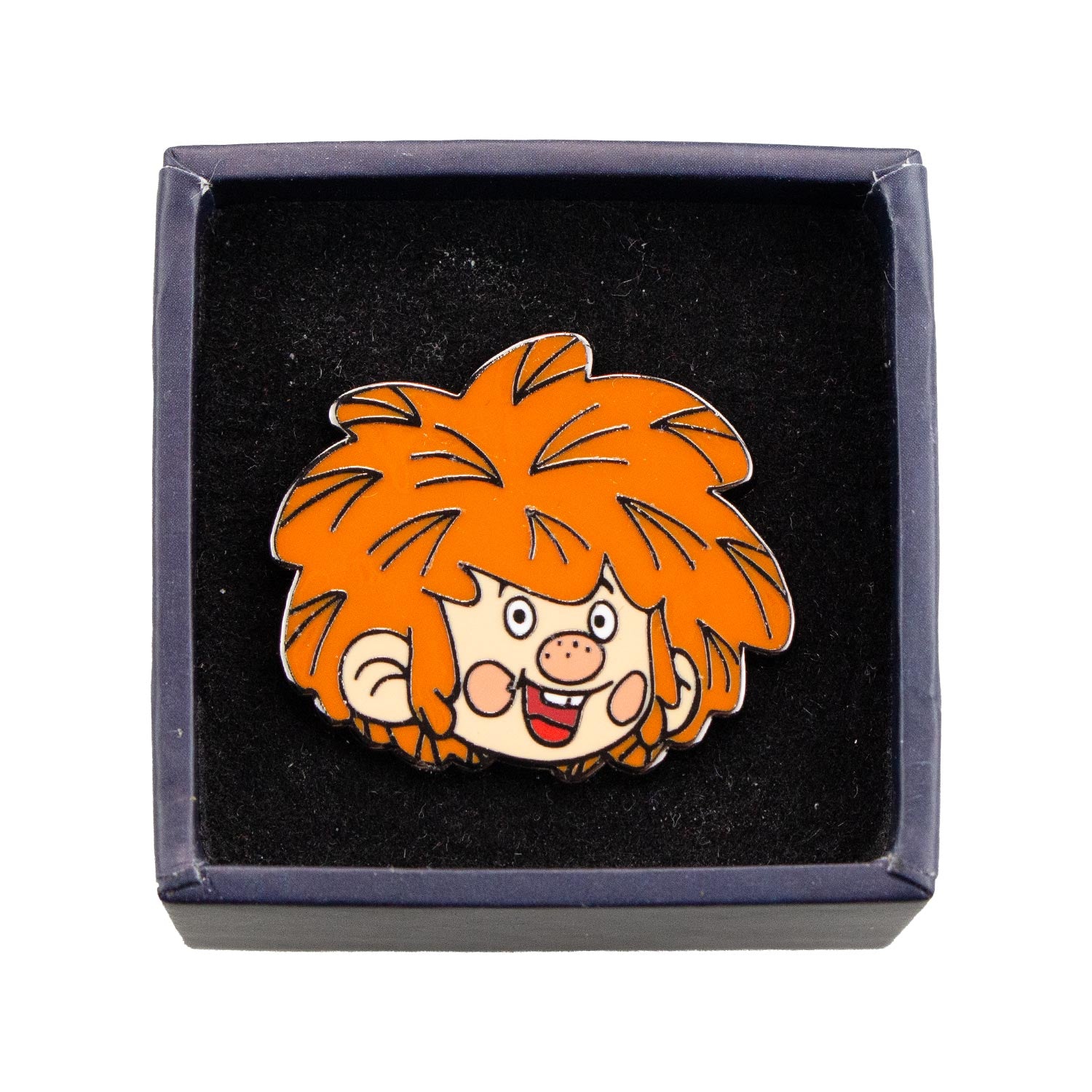 Emaille-Pin in Pumuckl-Form mit detailreichem Cartoon-Motiv und Schmetterlingsverschluss, ca. 3 × 3 cm.