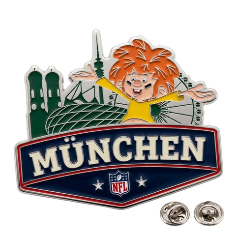 NFL x Pumuckl Pin München – Emaille-Anstecker: Pumuckl über Frauenkirche, Olympiaturm, Allianz Arena und Riesenrad, darunter MÜNCHEN mit NFL-Logo, mit zwei Schmetterlingsverschlüssen