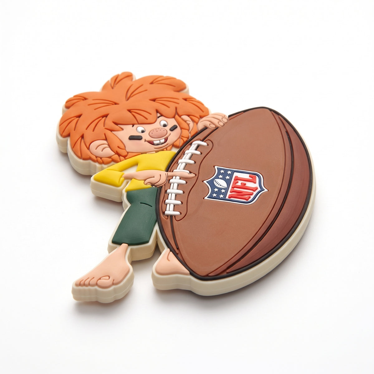 NFL x Pumuckl Magnet Football schräg fotografiert – 3D Rubber-Magnet mit sichtbarem Schichtrelief