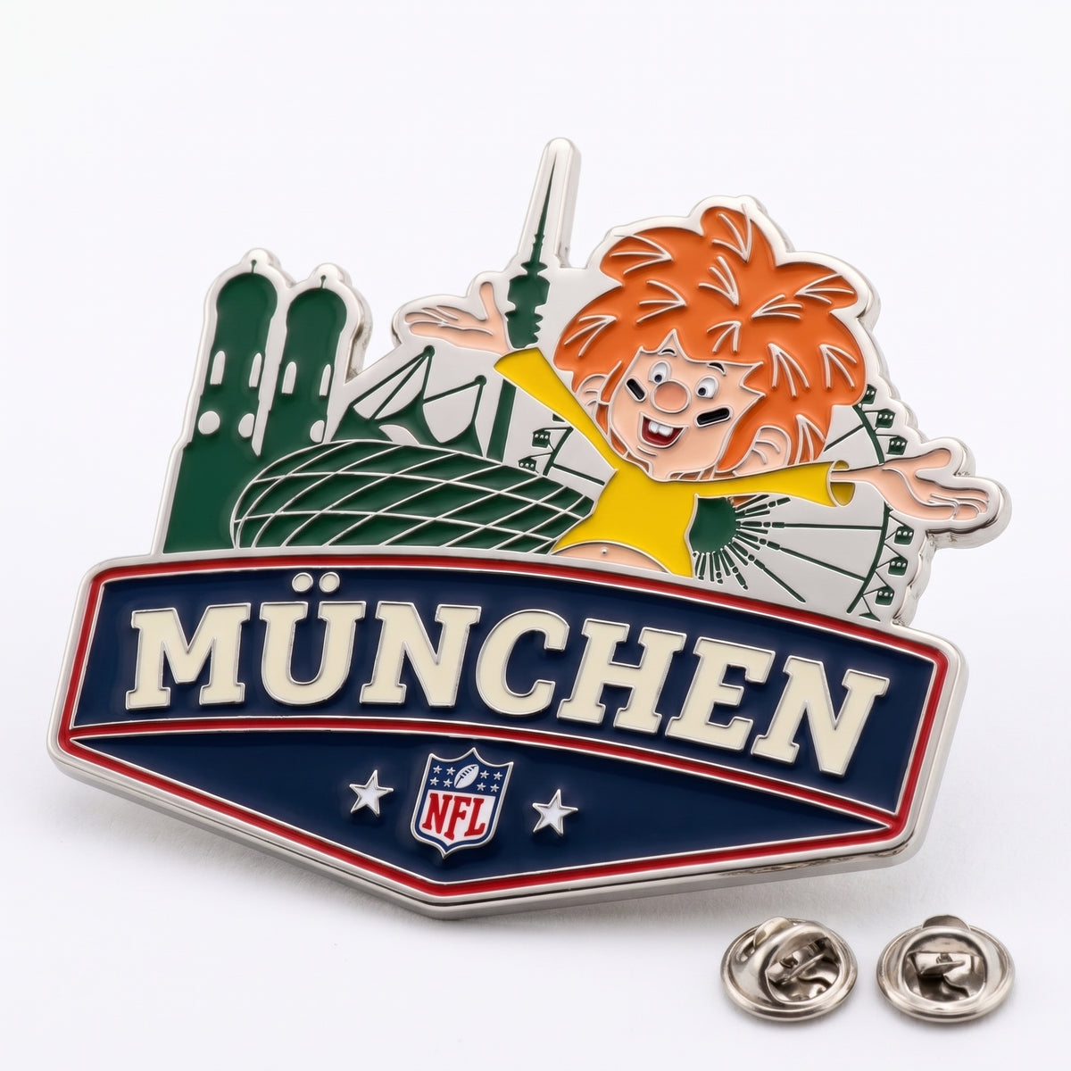 NFL x Pumuckl Pin München schräg fotografiert – Emaille-Anstecker mit silberner Metallkante und zwei Pin-Verschlüssen