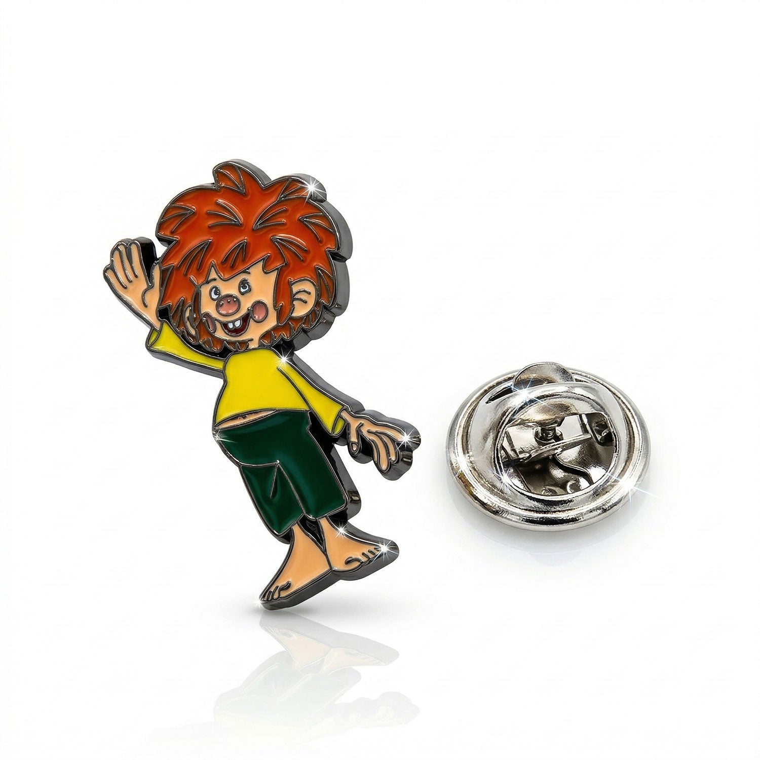Pumuckl Pin mit rotem Haar, grün-gelber Kleidung und lachendem Gesicht, winkend, dazu die Nadel auf Rückseite