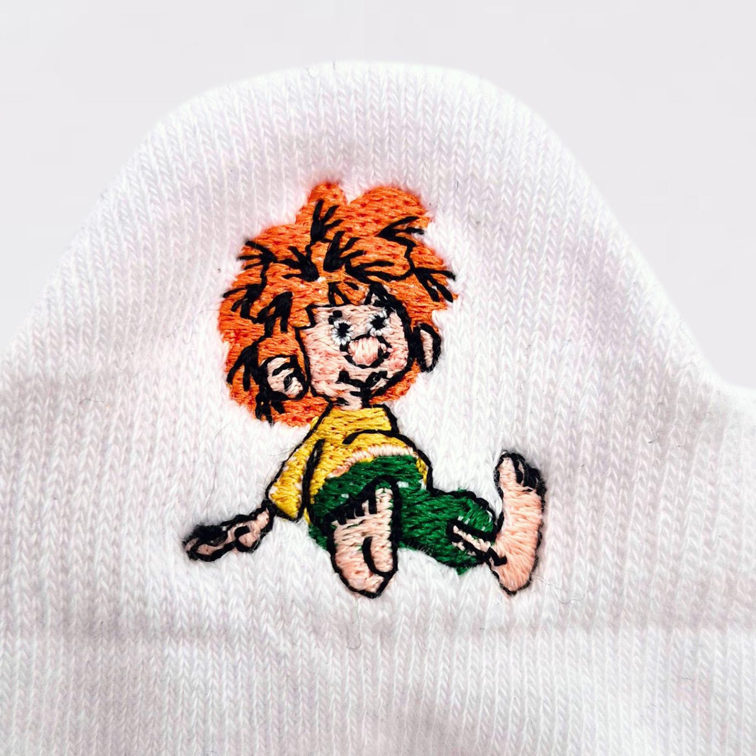 Weiße Pumuckl Sneaker Socken mit gesticktem, fröhlichem Pumuckl in gelbem Hemd und grüner Hose