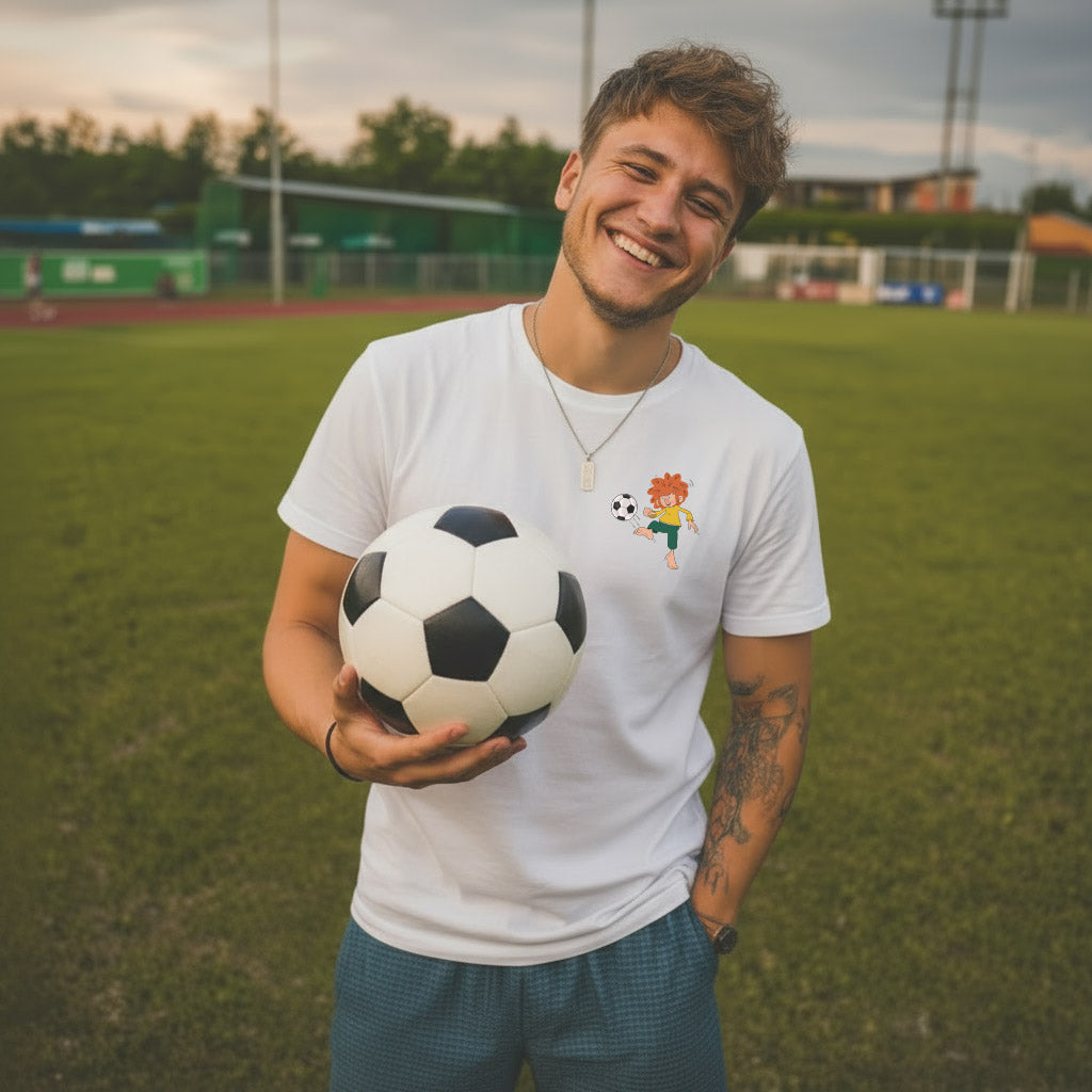 Lachender Mann im weißen Pumuckl Herren T-Shirt Fussball Kobold mit Ball auf Grünfläche.