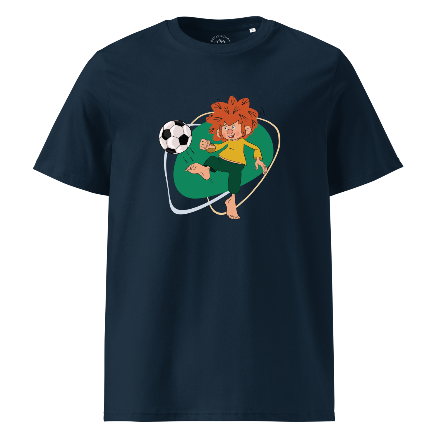 Dunkelblaues Herren T-Shirt mit farbigem Pumuckl-Motiv, der einen Fußball kickt, für Fans der Zeichentrickfigur.