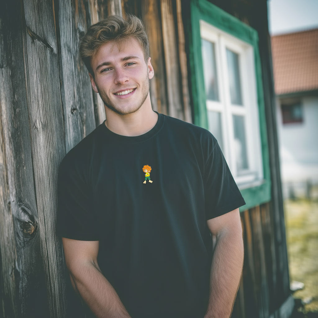 Lachender Mann trägt schwarzes Pumuckl Herren T-Shirt Grantla mit kleinem Pumuckl Emblem.