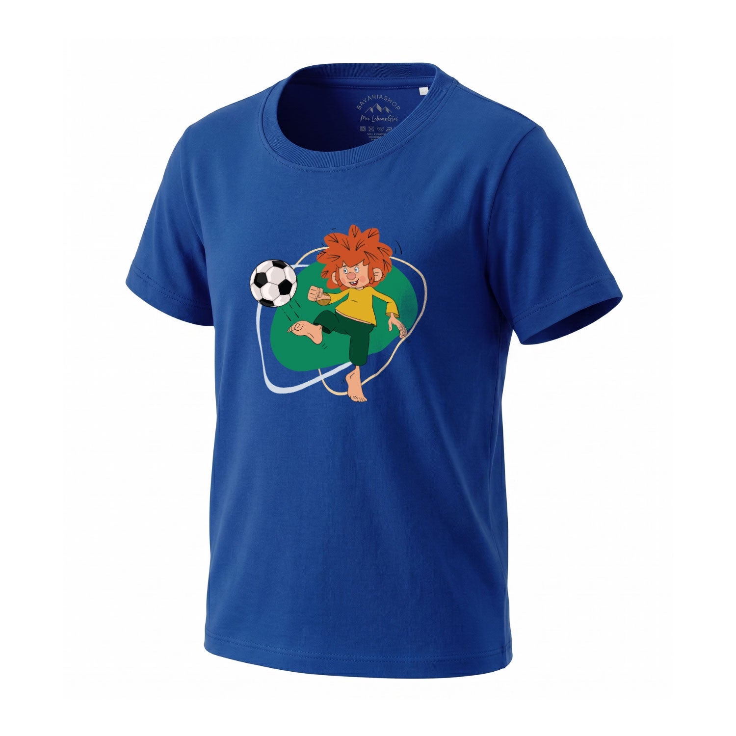 Blaues Kinder T-Shirt mit farbigem Pumuckl Fußball-Motiv, spielt barfuß mit Ball auf grünem Feld.